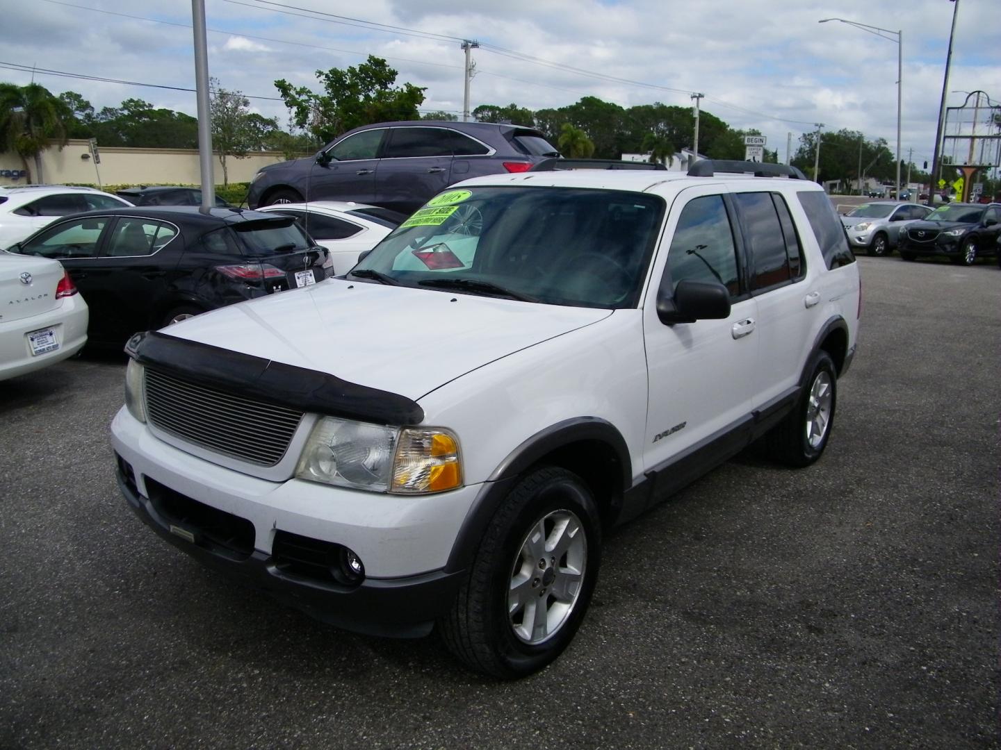 2005 White /Gray Ford Explorer XLT Sport 4.6L 4WD (1FMDU73W75U) with an 4.6L V8 SOHC 16V engine, 5-Speed Automatic Overdrive transmission, located at 4000 Bee Ridge Road, Sarasota, FL, 34233, (941) 926-0300, 27.298664, -82.489151 - Photo#0