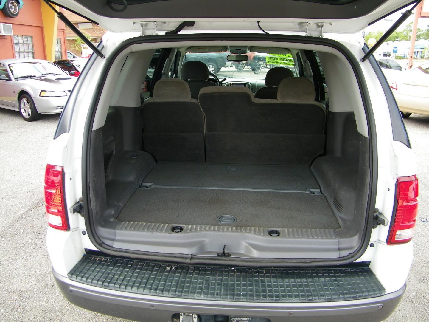 2005 White /Gray Ford Explorer XLT Sport 4.6L 4WD (1FMDU73W75U) with an 4.6L V8 SOHC 16V engine, 5-Speed Automatic Overdrive transmission, located at 4000 Bee Ridge Road, Sarasota, FL, 34233, (941) 926-0300, 27.298664, -82.489151 - Photo#10