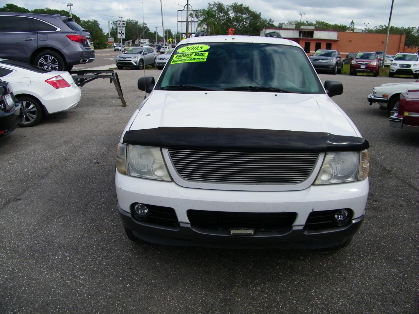 2005 White /Gray Ford Explorer XLT Sport 4.6L 4WD (1FMDU73W75U) with an 4.6L V8 SOHC 16V engine, 5-Speed Automatic Overdrive transmission, located at 4000 Bee Ridge Road, Sarasota, FL, 34233, (941) 926-0300, 27.298664, -82.489151 - Photo#1