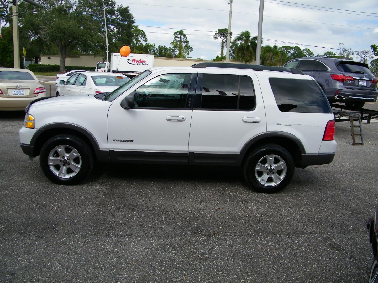 2005 White /Gray Ford Explorer XLT Sport 4.6L 4WD (1FMDU73W75U) with an 4.6L V8 SOHC 16V engine, 5-Speed Automatic Overdrive transmission, located at 4000 Bee Ridge Road, Sarasota, FL, 34233, (941) 926-0300, 27.298664, -82.489151 - Photo#2