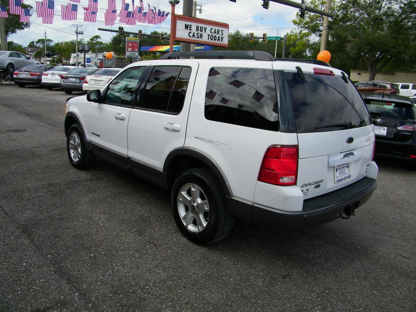 2005 White /Gray Ford Explorer XLT Sport 4.6L 4WD (1FMDU73W75U) with an 4.6L V8 SOHC 16V engine, 5-Speed Automatic Overdrive transmission, located at 4000 Bee Ridge Road, Sarasota, FL, 34233, (941) 926-0300, 27.298664, -82.489151 - Photo#3