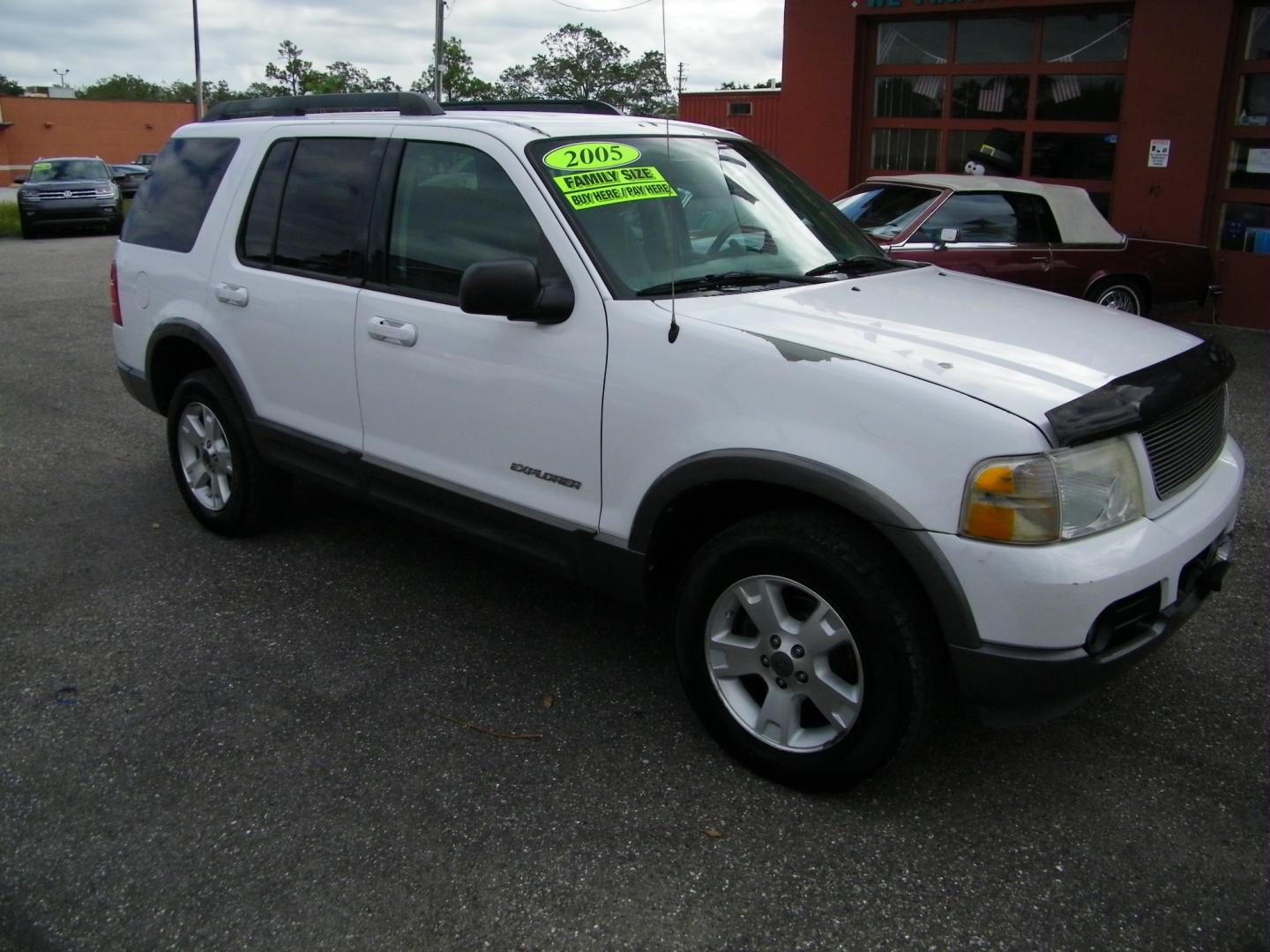 2005 White /Gray Ford Explorer XLT Sport 4.6L 4WD (1FMDU73W75U) with an 4.6L V8 SOHC 16V engine, 5-Speed Automatic Overdrive transmission, located at 4000 Bee Ridge Road, Sarasota, FL, 34233, (941) 926-0300, 27.298664, -82.489151 - Photo#7