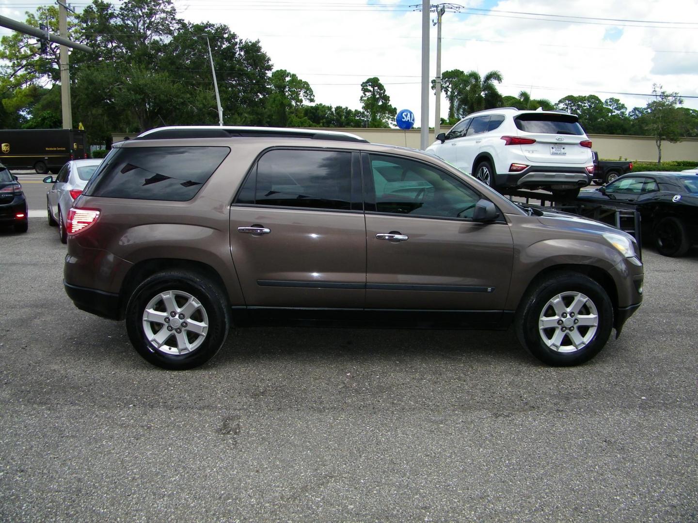 2008 Saturn Outlook XE FWD (5GZER13718J) with an 3.6L V6 DOHC 24V engine, 6-Speed Automatic Overdrive transmission, located at 4000 Bee Ridge Road, Sarasota, FL, 34233, (941) 926-0300, 27.298664, -82.489151 - Photo#6