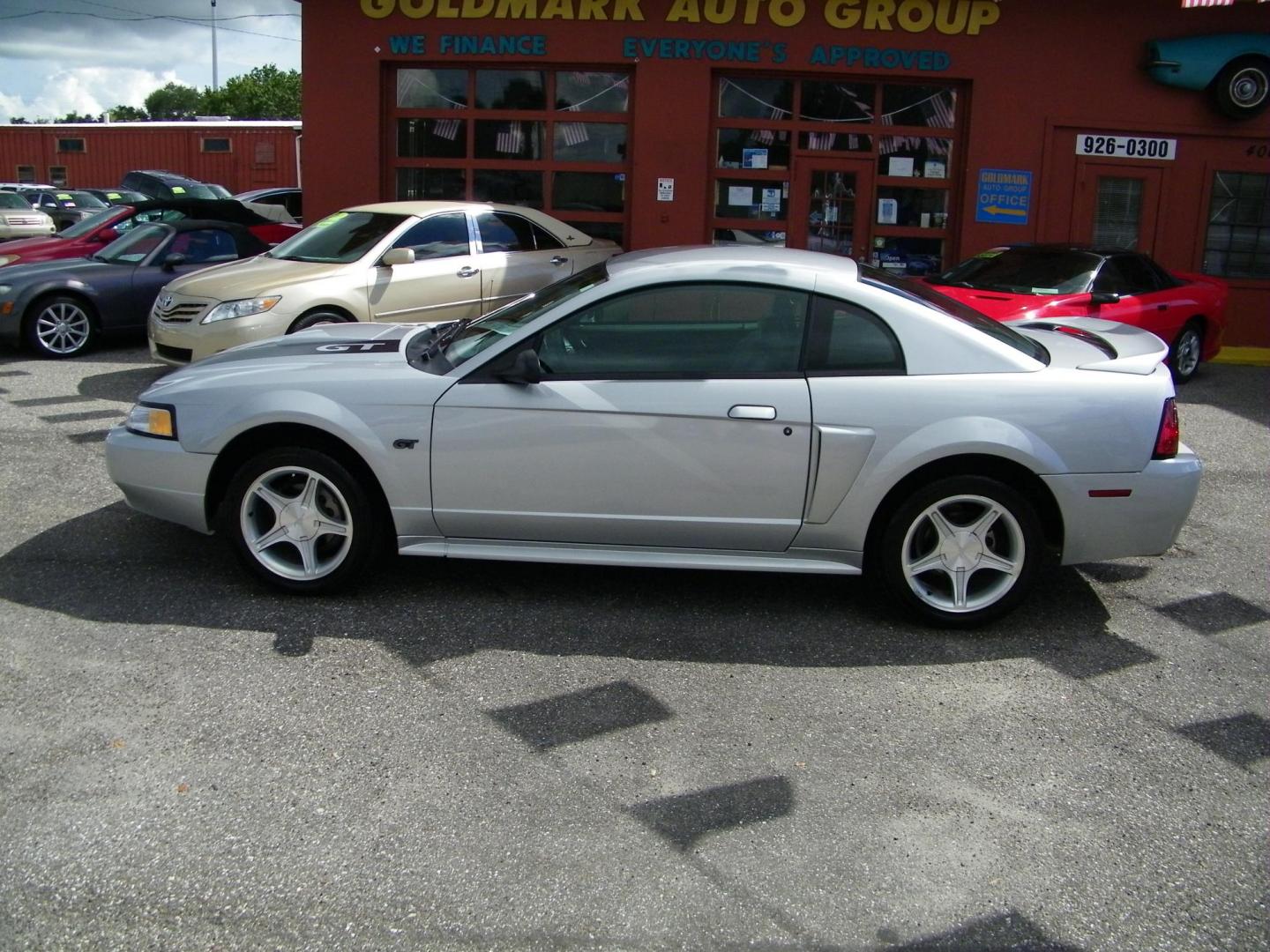 2000 Ford Mustang GT Coupe (1FAFP42X4YF) with an 4.6L V8 SOHC 16V engine, located at 4000 Bee Ridge Road, Sarasota, FL, 34233, (941) 926-0300, 27.298664, -82.489151 - Photo#2