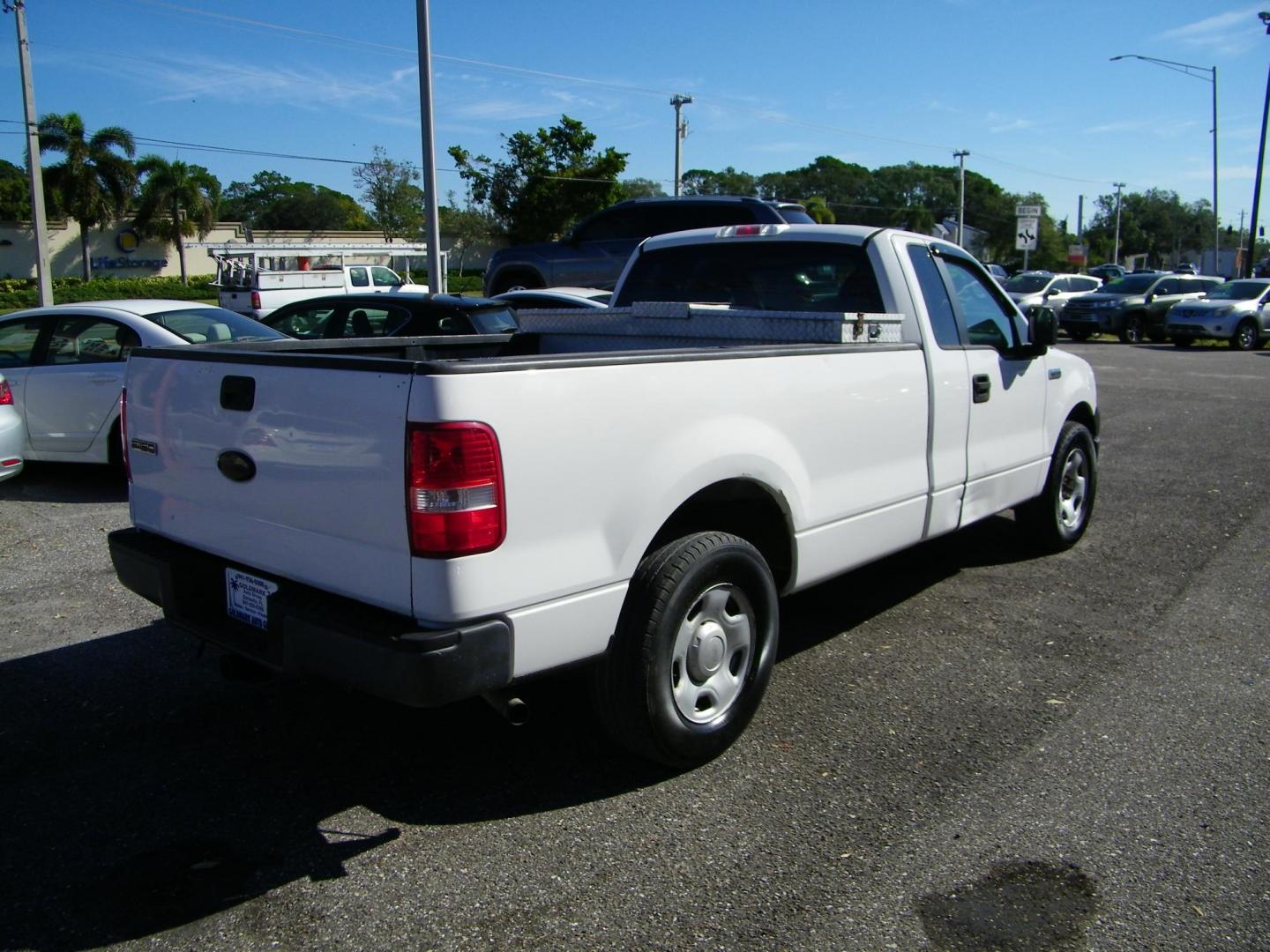 2007 Ford F-150 STX 2WD (1FTRF12W97K) with an 4.6L V8 SOHC 16V engine, located at 4000 Bee Ridge Road, Sarasota, FL, 34233, (941) 926-0300, 27.298664, -82.489151 - Photo#5