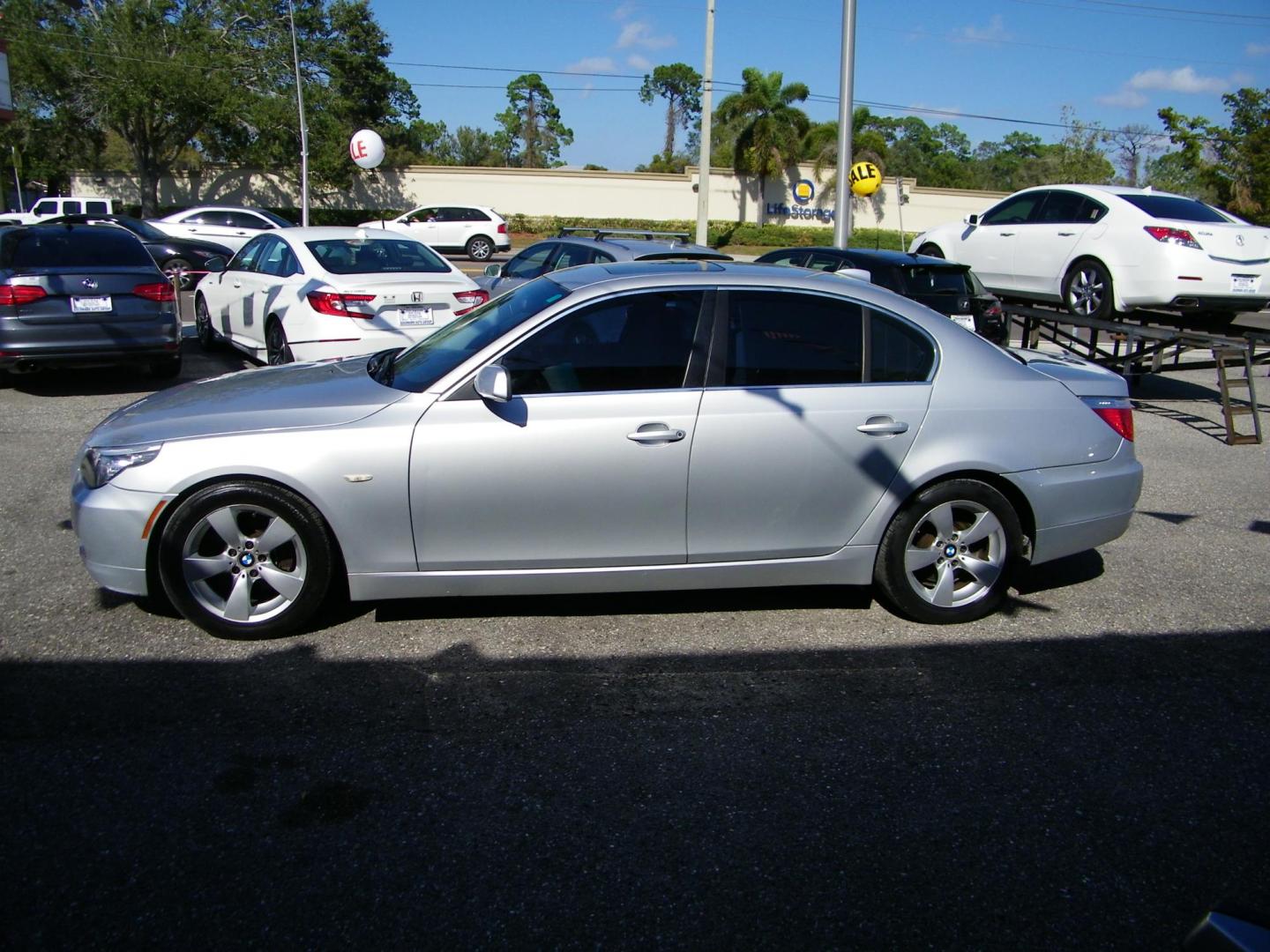 2008 BMW 5-Series 528i (WBANU53578C) with an 3.0L L6 DOHC 24V engine, located at 4000 Bee Ridge Road, Sarasota, FL, 34233, (941) 926-0300, 27.298664, -82.489151 - Photo#3