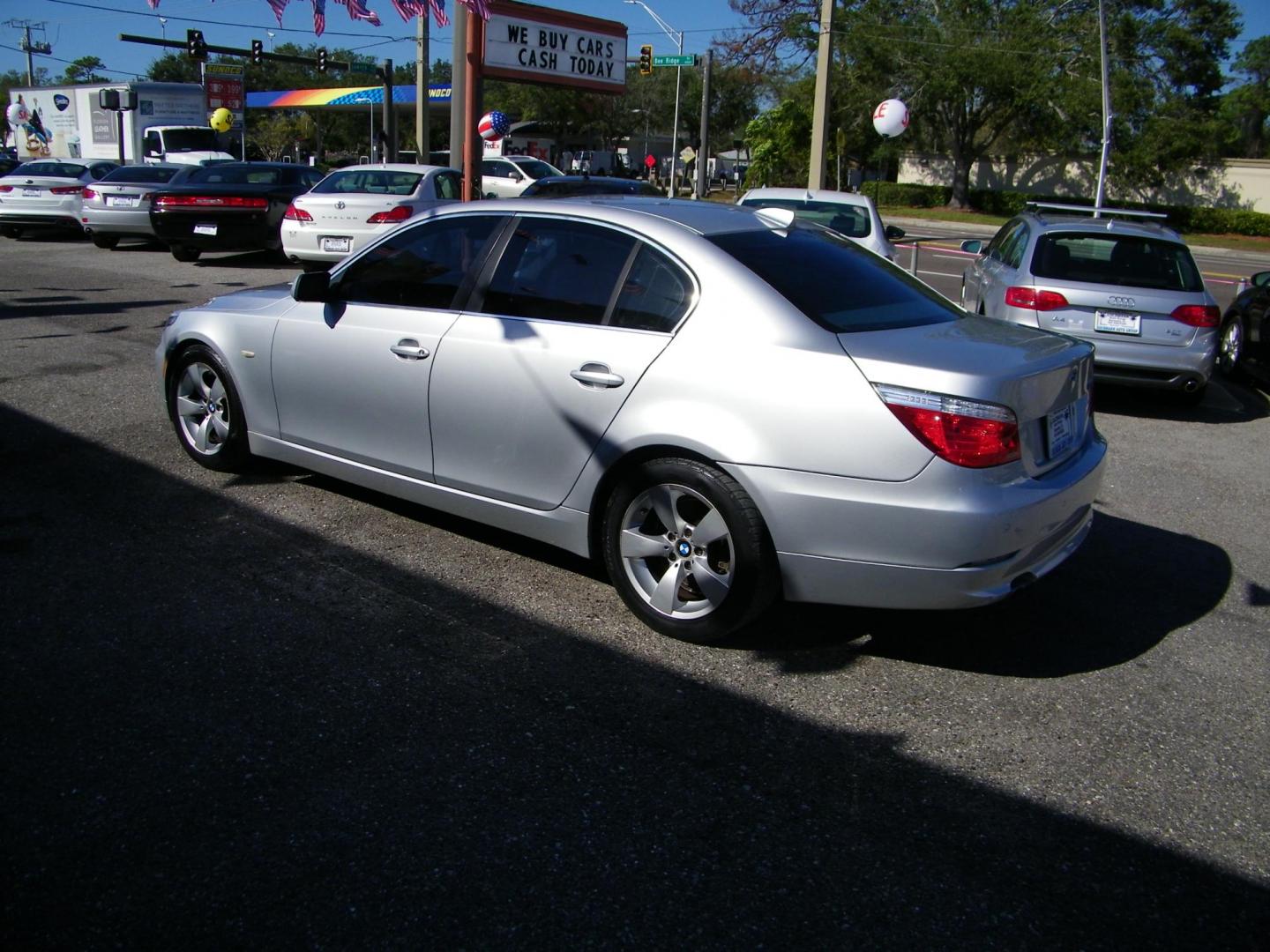 2008 BMW 5-Series 528i (WBANU53578C) with an 3.0L L6 DOHC 24V engine, located at 4000 Bee Ridge Road, Sarasota, FL, 34233, (941) 926-0300, 27.298664, -82.489151 - Photo#4