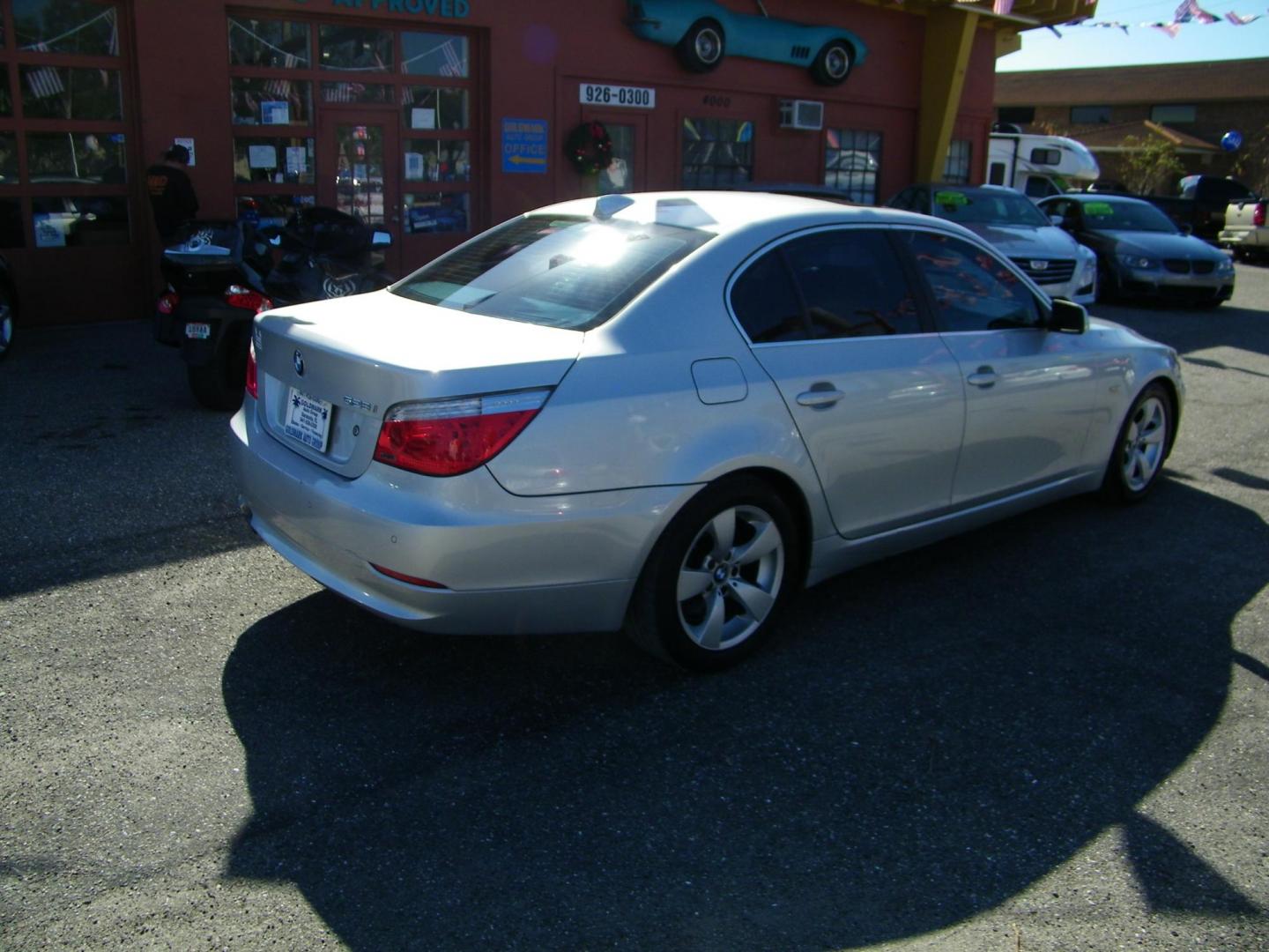 2008 BMW 5-Series 528i (WBANU53578C) with an 3.0L L6 DOHC 24V engine, located at 4000 Bee Ridge Road, Sarasota, FL, 34233, (941) 926-0300, 27.298664, -82.489151 - Photo#6