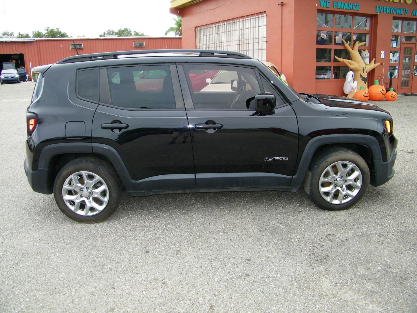 2018 Black /Black Jeep Renegade Latitude FWD (ZACCJABB2JP) with an 2.4L L4 DOHC 16V engine, Automatic transmission, located at 4000 Bee Ridge Road, Sarasota, FL, 34233, (941) 926-0300, 27.298664, -82.489151 - Photo#4