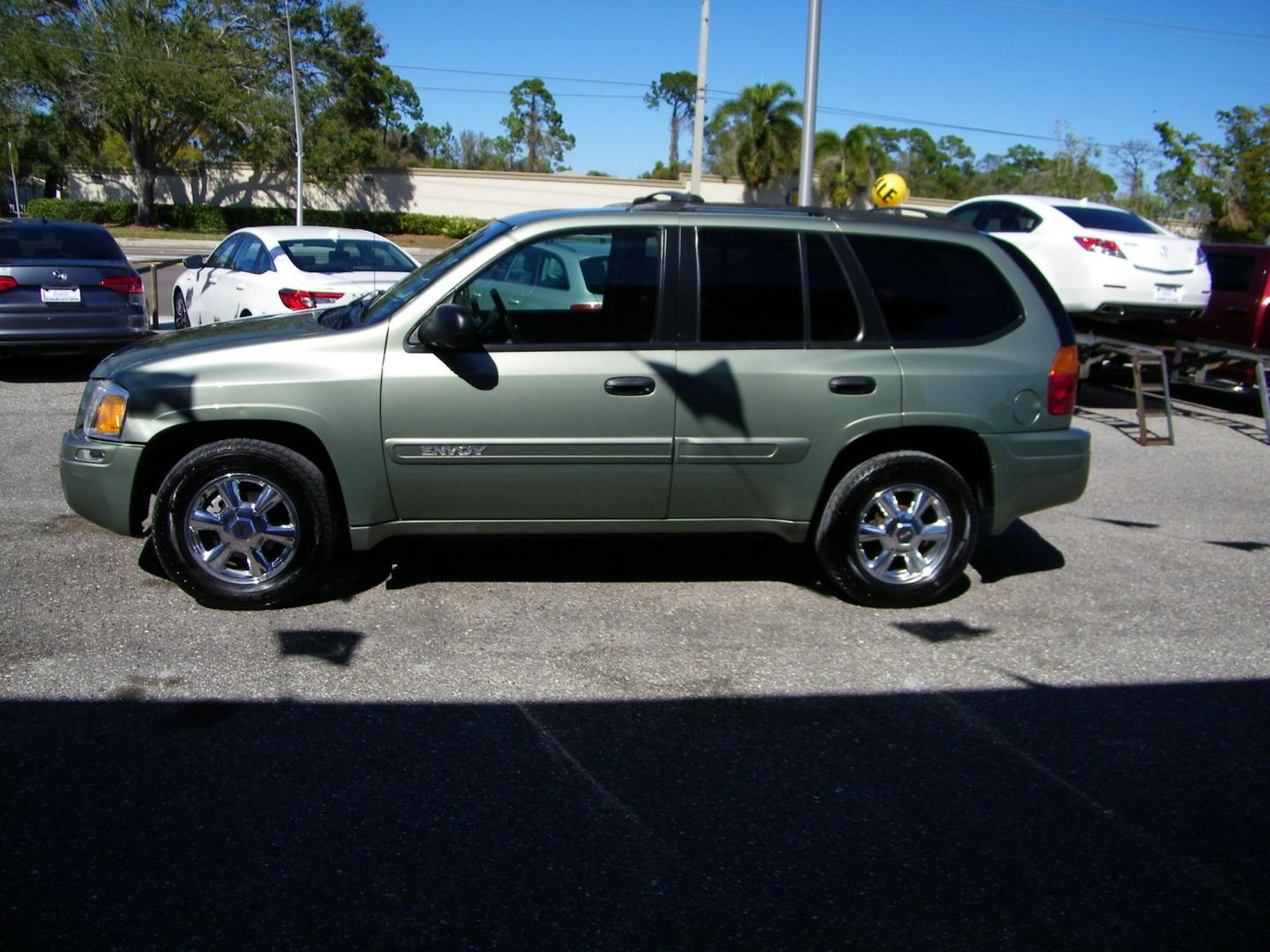 2003 GREEN GMC Envoy SLE 4WD (1GKDT13S632) with an 4.2L L6 DOHC 24V engine, 4-Speed Automatic Overdrive transmission, located at 4000 Bee Ridge Road, Sarasota, FL, 34233, (941) 926-0300, 27.298664, -82.489151 - Photo#2