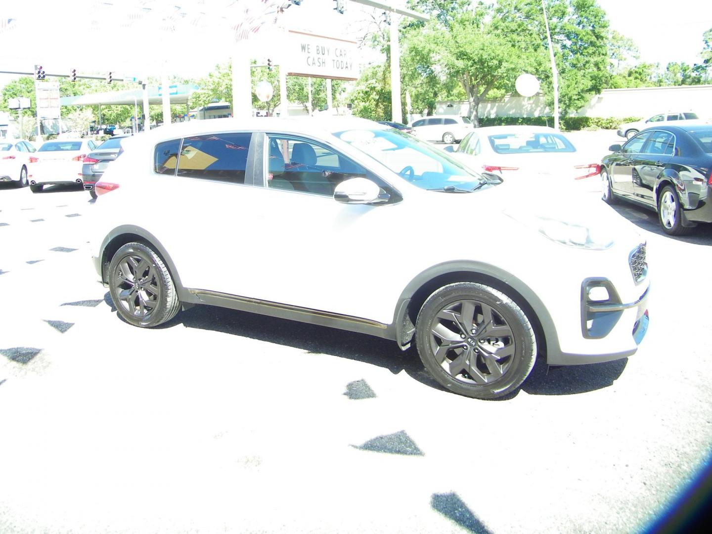 2020 Kia Sportage S FWD (KNDP63AC7L7) with an 2.4L V6 DOHC 24V engine, 6A transmission, located at 4000 Bee Ridge Road, Sarasota, FL, 34233, (941) 926-0300, 27.298664, -82.489151 - Photo#9