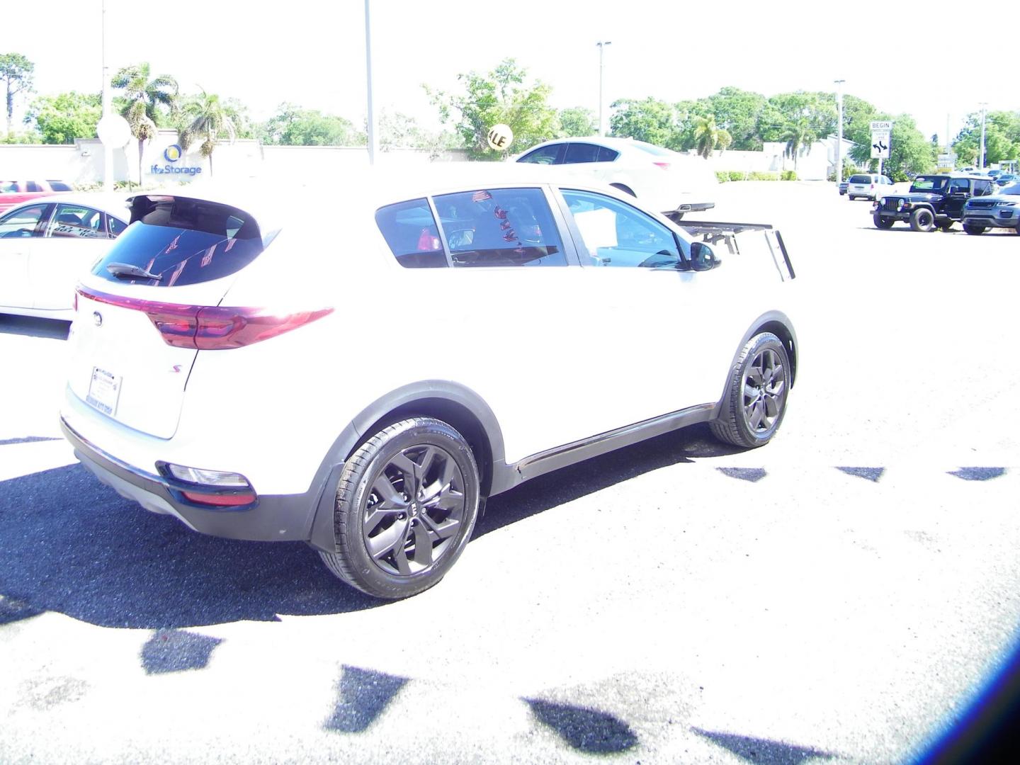 2020 Kia Sportage S FWD (KNDP63AC7L7) with an 2.4L V6 DOHC 24V engine, 6A transmission, located at 4000 Bee Ridge Road, Sarasota, FL, 34233, (941) 926-0300, 27.298664, -82.489151 - Photo#7