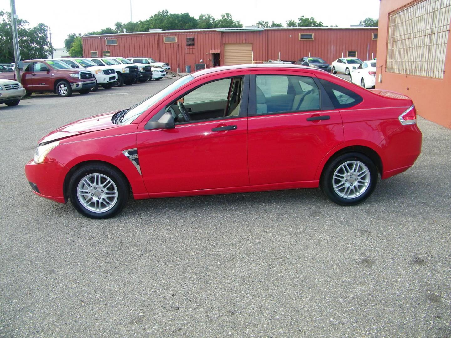 2008 Red /Gray Ford Focus SES Sedan (1FAHP35N08W) with an 2.0L L4 DOHC 16V engine, Automatic transmission, located at 4000 Bee Ridge Road, Sarasota, FL, 34233, (941) 926-0300, 27.298664, -82.489151 - Photo#3