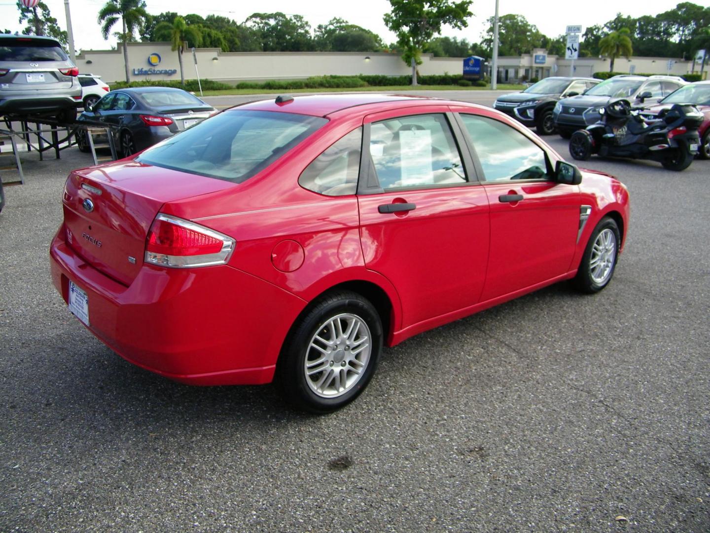 2008 Red /Gray Ford Focus SES Sedan (1FAHP35N08W) with an 2.0L L4 DOHC 16V engine, Automatic transmission, located at 4000 Bee Ridge Road, Sarasota, FL, 34233, (941) 926-0300, 27.298664, -82.489151 - Photo#6