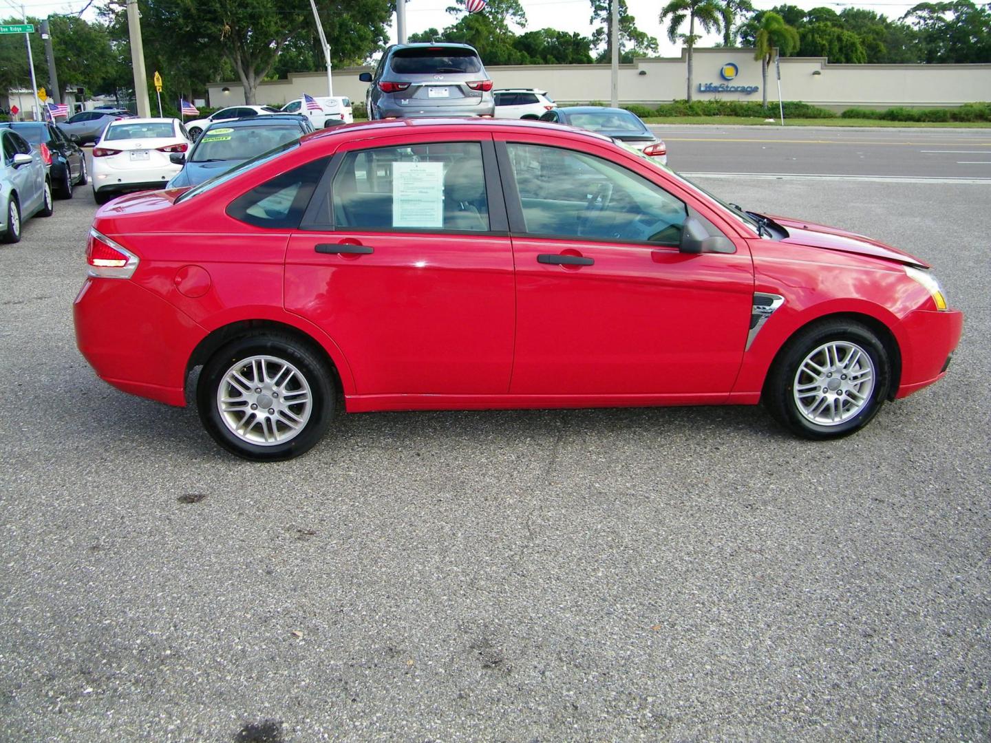 2008 Red /Gray Ford Focus SES Sedan (1FAHP35N08W) with an 2.0L L4 DOHC 16V engine, Automatic transmission, located at 4000 Bee Ridge Road, Sarasota, FL, 34233, (941) 926-0300, 27.298664, -82.489151 - Photo#8