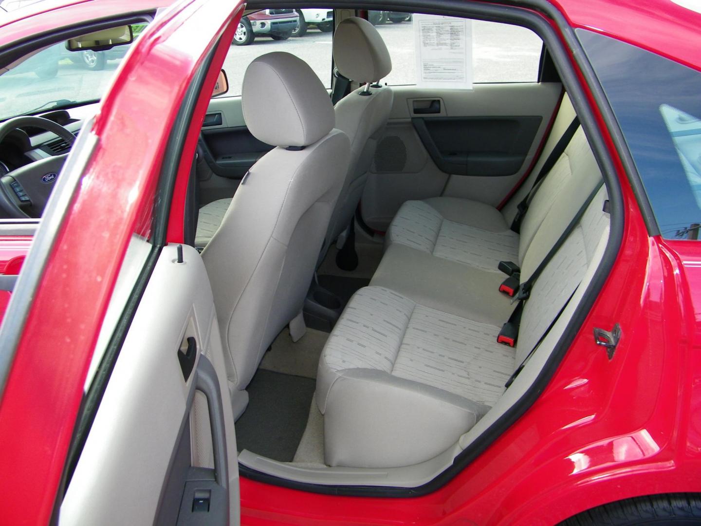 2008 Red /Gray Ford Focus SES Sedan (1FAHP35N08W) with an 2.0L L4 DOHC 16V engine, Automatic transmission, located at 4000 Bee Ridge Road, Sarasota, FL, 34233, (941) 926-0300, 27.298664, -82.489151 - Photo#9