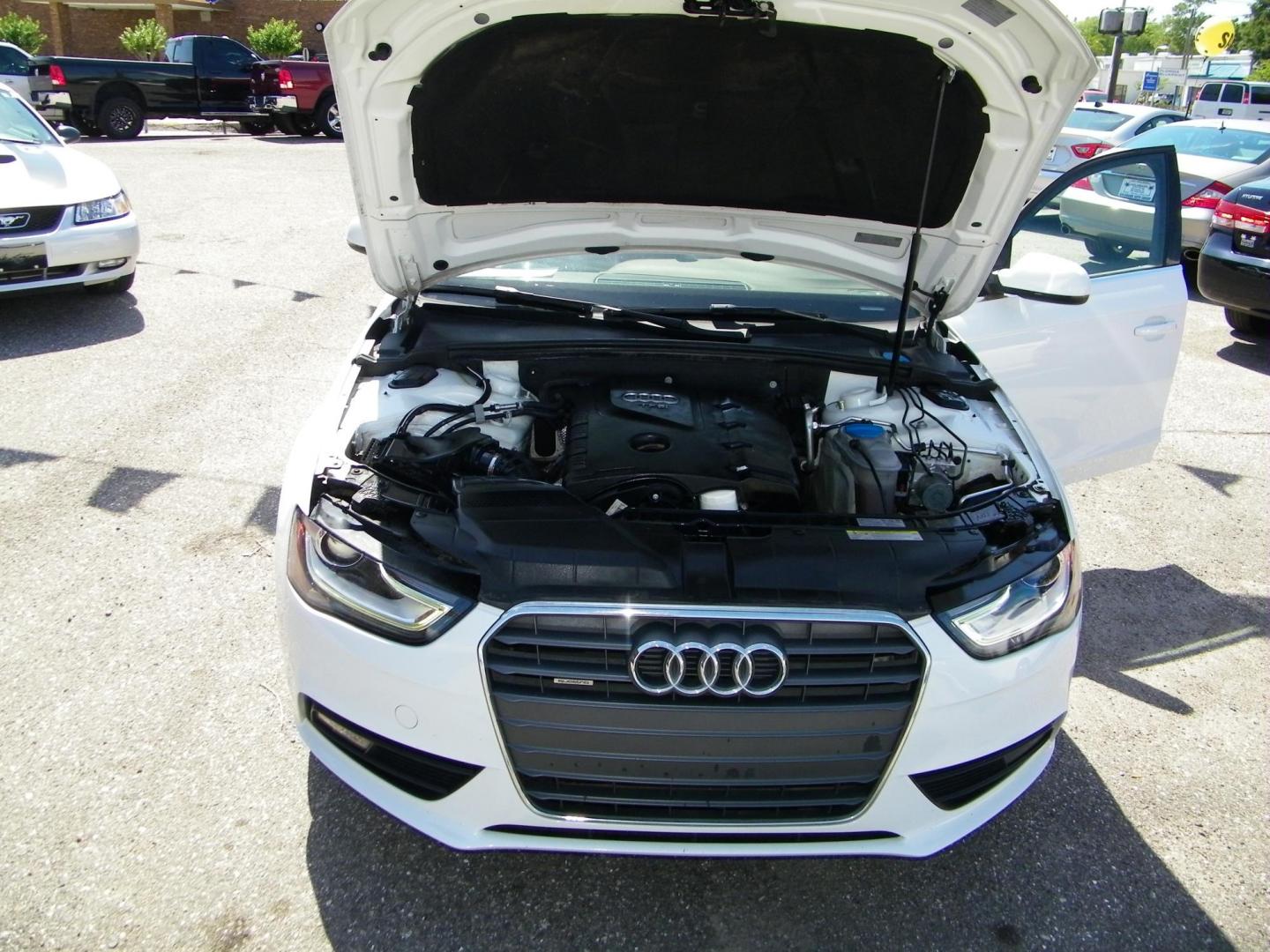 2013 White /Beige Audi A4 2.0T Premium Sedan quattro (WAUKFAFL9DA) with an 2.0L L4 DOHC 16V TURBO engine, AUTOMATIC transmission, located at 4000 Bee Ridge Road, Sarasota, FL, 34233, (941) 926-0300, 27.298664, -82.489151 - Photo#9