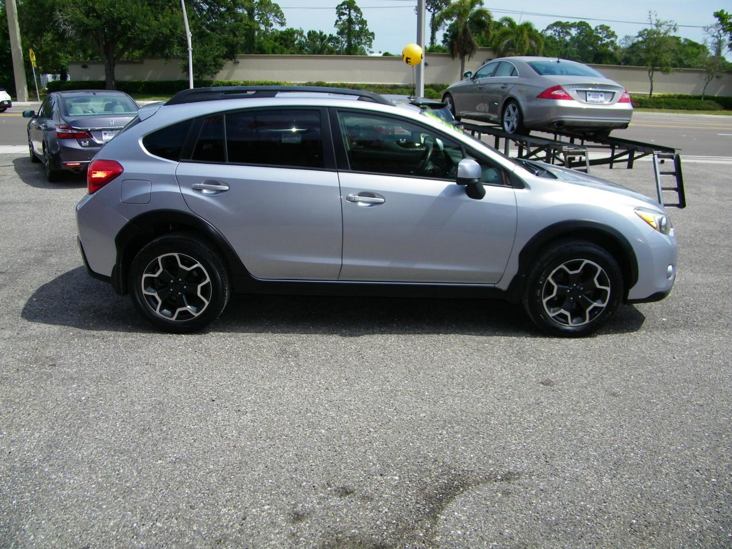 2013 Silver /Black Subaru XV Crosstrek 2.0 Premium (JF2GPAVC6D2) with an 2.0L L4 DOHC 16V engine, Continuously Variable Transmission transmission, located at 4000 Bee Ridge Road, Sarasota, FL, 34233, (941) 926-0300, 27.298664, -82.489151 - Photo#6