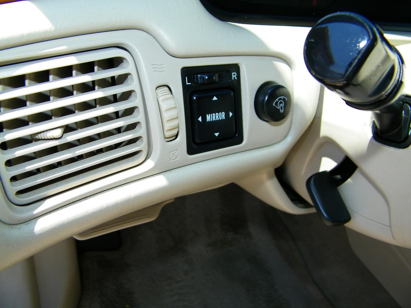 2002 White /Beige Toyota Camry Solara SE Convertible (2T1FF28P72C) with an 3.0L V6 DOHC 24V engine, 4-Speed Automatic Overdrive transmission, located at 4000 Bee Ridge Road, Sarasota, FL, 34233, (941) 926-0300, 27.298664, -82.489151 - Photo#15