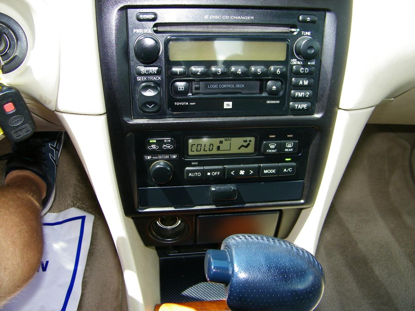 2002 White /Beige Toyota Camry Solara SE Convertible (2T1FF28P72C) with an 3.0L V6 DOHC 24V engine, 4-Speed Automatic Overdrive transmission, located at 4000 Bee Ridge Road, Sarasota, FL, 34233, (941) 926-0300, 27.298664, -82.489151 - Photo#18