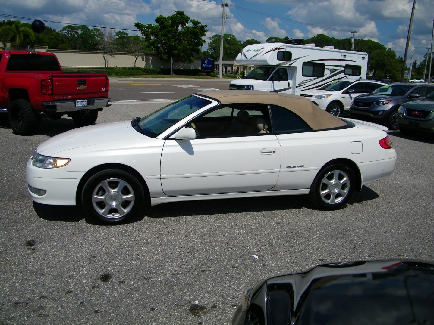 2002 White /Beige Toyota Camry Solara SE Convertible (2T1FF28P72C) with an 3.0L V6 DOHC 24V engine, 4-Speed Automatic Overdrive transmission, located at 4000 Bee Ridge Road, Sarasota, FL, 34233, (941) 926-0300, 27.298664, -82.489151 - Photo#2