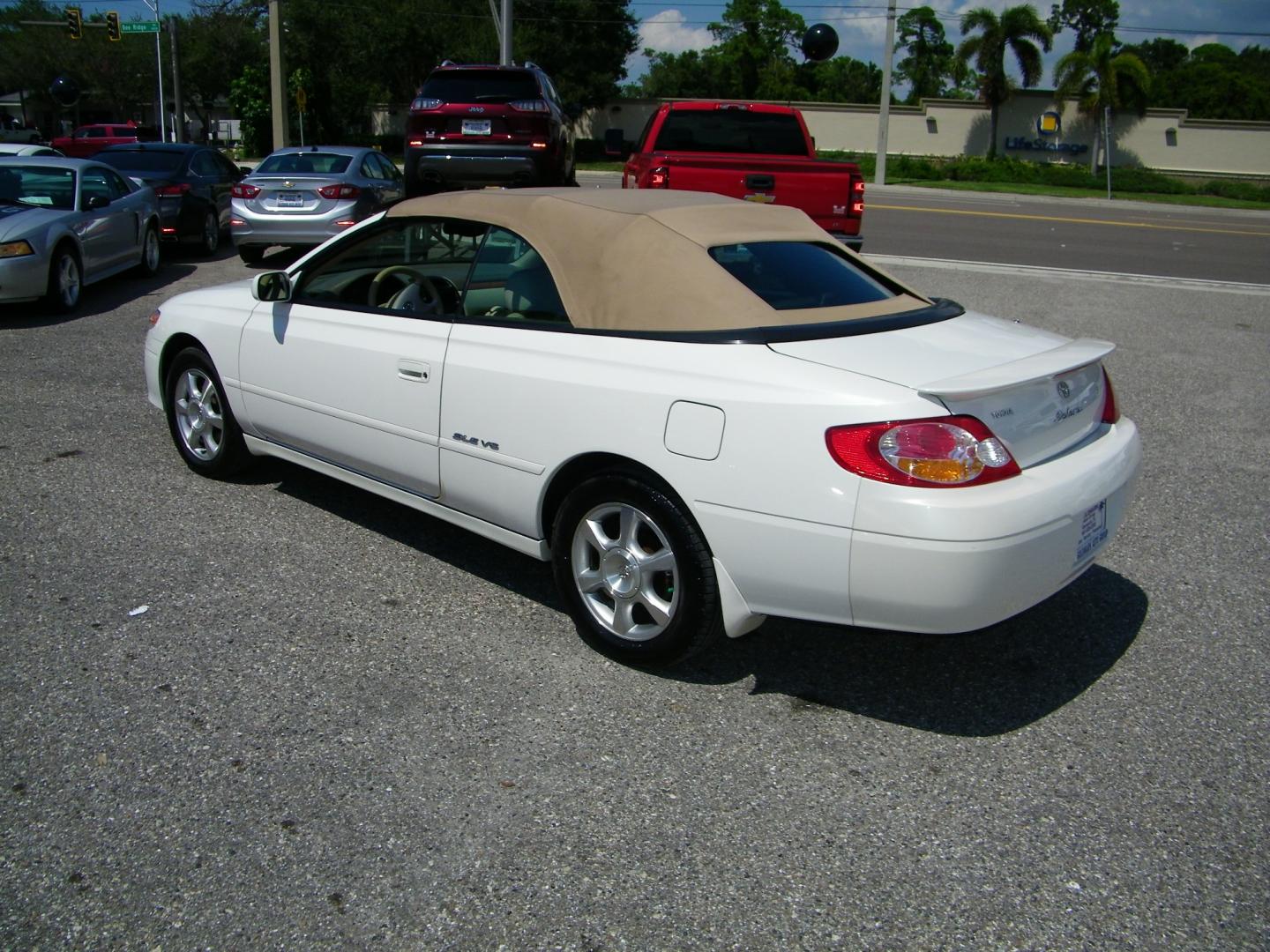 2002 White /Beige Toyota Camry Solara SE Convertible (2T1FF28P72C) with an 3.0L V6 DOHC 24V engine, 4-Speed Automatic Overdrive transmission, located at 4000 Bee Ridge Road, Sarasota, FL, 34233, (941) 926-0300, 27.298664, -82.489151 - Photo#3