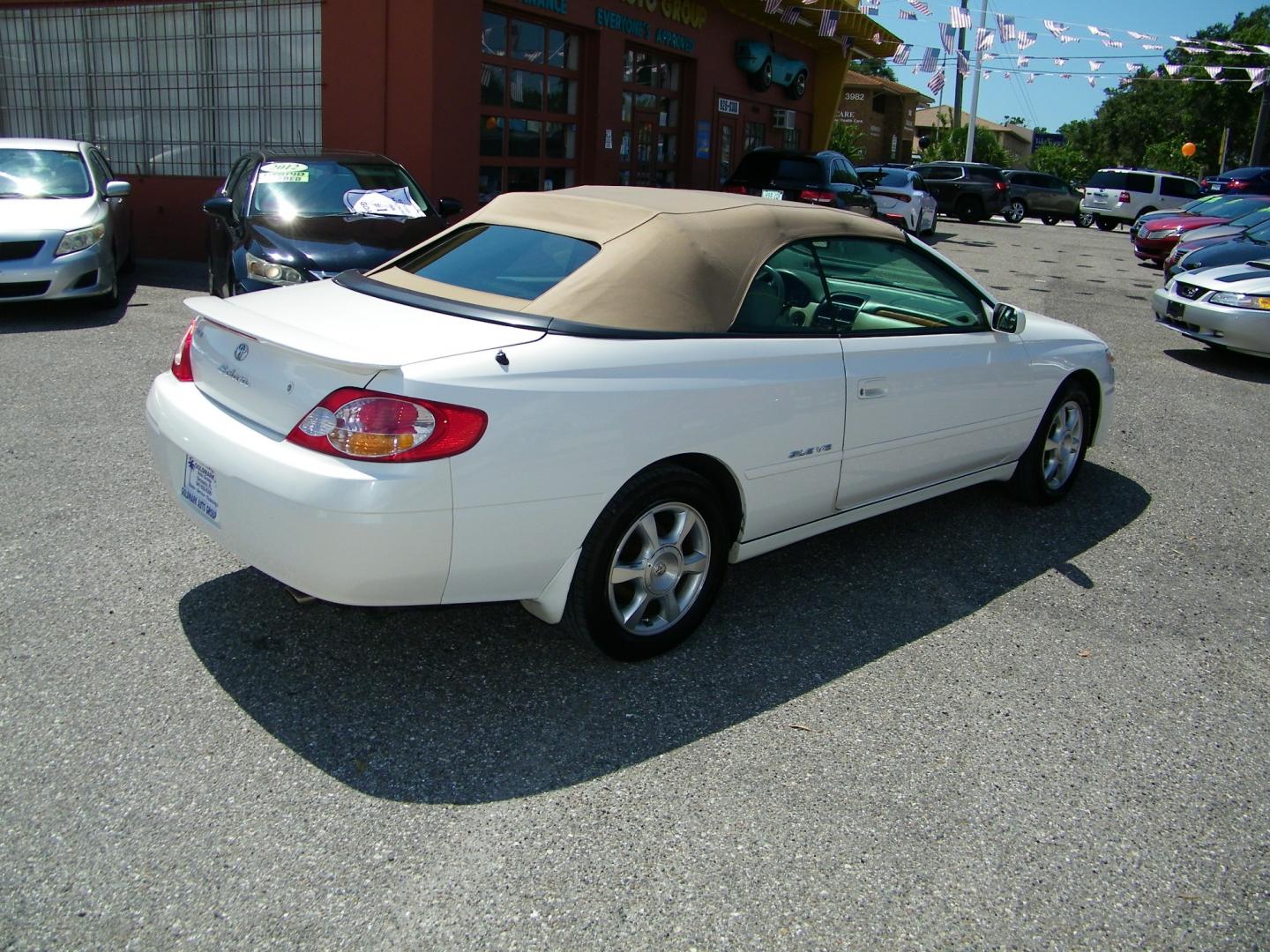 2002 White /Beige Toyota Camry Solara SE Convertible (2T1FF28P72C) with an 3.0L V6 DOHC 24V engine, 4-Speed Automatic Overdrive transmission, located at 4000 Bee Ridge Road, Sarasota, FL, 34233, (941) 926-0300, 27.298664, -82.489151 - Photo#5