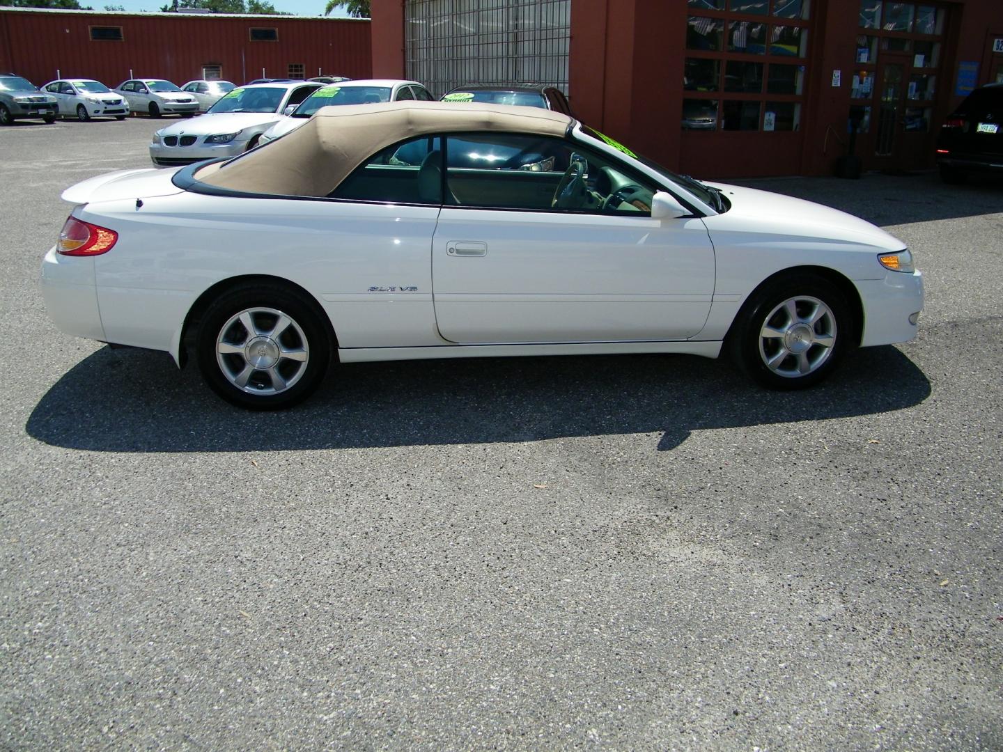 2002 White /Beige Toyota Camry Solara SE Convertible (2T1FF28P72C) with an 3.0L V6 DOHC 24V engine, 4-Speed Automatic Overdrive transmission, located at 4000 Bee Ridge Road, Sarasota, FL, 34233, (941) 926-0300, 27.298664, -82.489151 - Photo#6