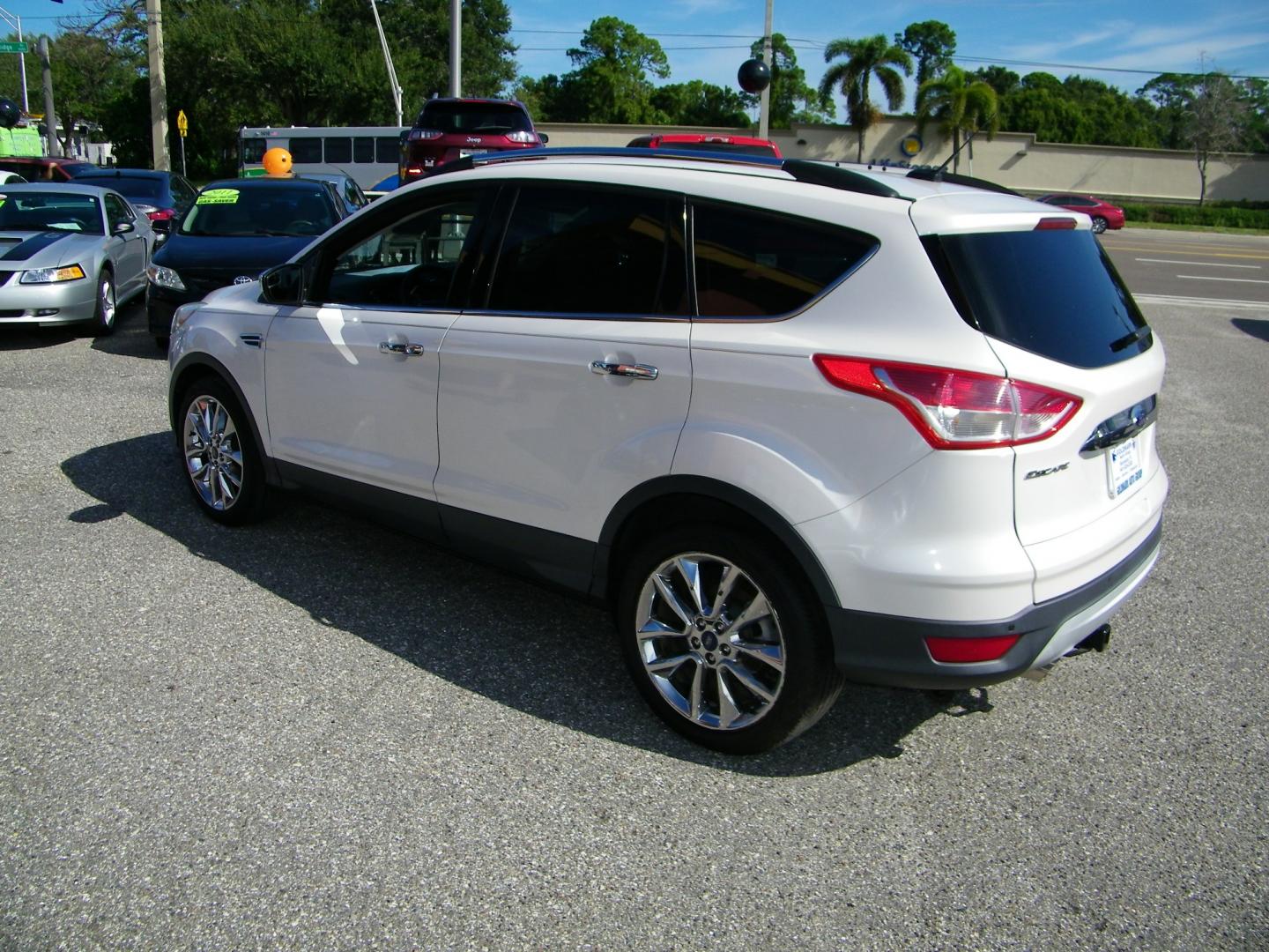 2015 White /BLACK Ford Escape SE 4WD (1FMCU9GX4FU) with an 1.6L L4 DOHC 16V engine, 6-Speed Automatic transmission, located at 4000 Bee Ridge Road, Sarasota, FL, 34233, (941) 926-0300, 27.298664, -82.489151 - Photo#3