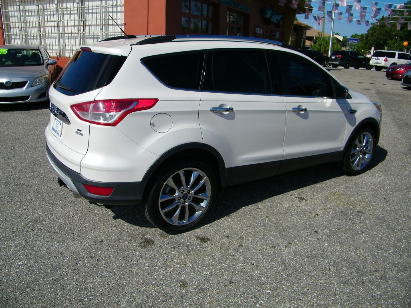 2015 White /BLACK Ford Escape SE 4WD (1FMCU9GX4FU) with an 1.6L L4 DOHC 16V engine, 6-Speed Automatic transmission, located at 4000 Bee Ridge Road, Sarasota, FL, 34233, (941) 926-0300, 27.298664, -82.489151 - Photo#5