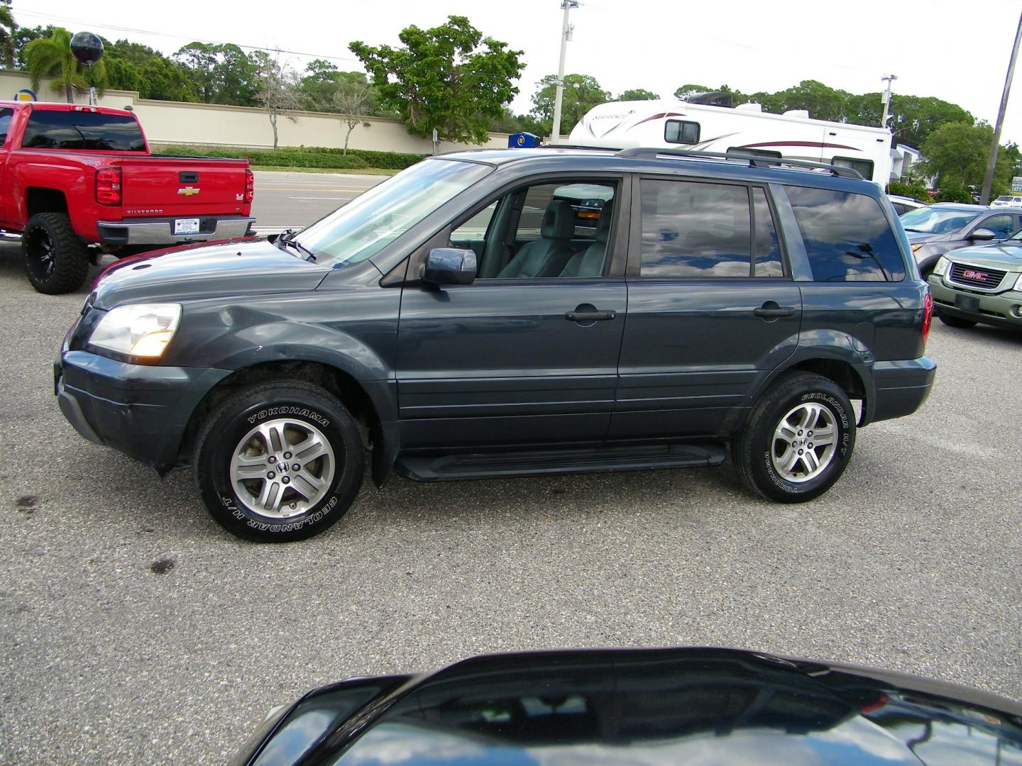 2004 Gray /Gray Honda Pilot EX w/ Leather and DVD (2HKYF18624H) with an 3.5L V6 SOHC 24V engine, 5-Speed Automatic Overdrive transmission, located at 4000 Bee Ridge Road, Sarasota, FL, 34233, (941) 926-0300, 27.298664, -82.489151 - Photo#2