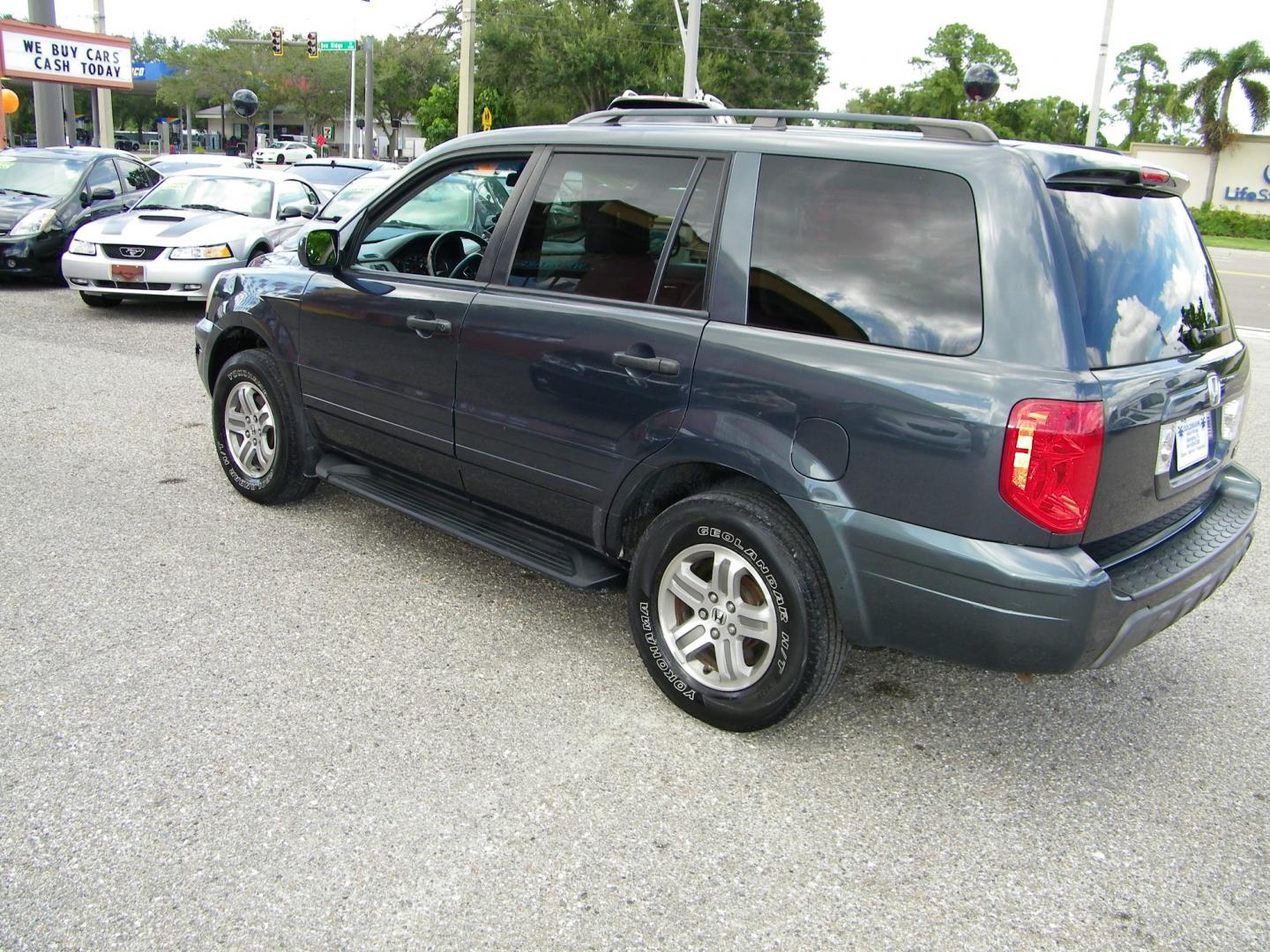 2004 Gray /Gray Honda Pilot EX w/ Leather and DVD (2HKYF18624H) with an 3.5L V6 SOHC 24V engine, 5-Speed Automatic Overdrive transmission, located at 4000 Bee Ridge Road, Sarasota, FL, 34233, (941) 926-0300, 27.298664, -82.489151 - Photo#3