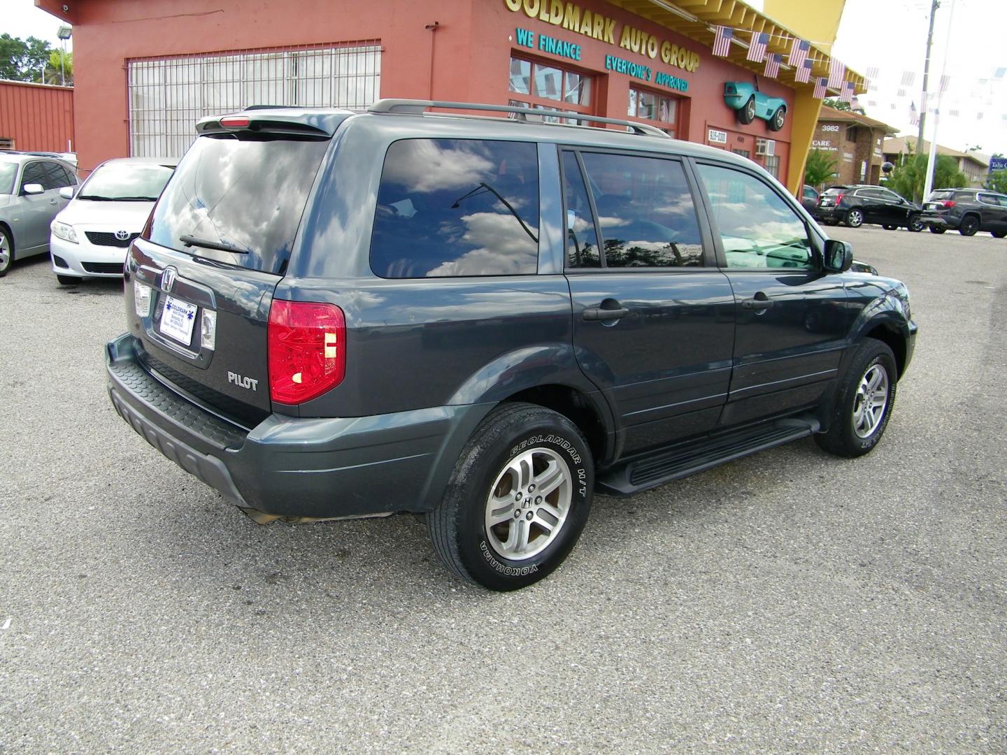 2004 Gray /Gray Honda Pilot EX w/ Leather and DVD (2HKYF18624H) with an 3.5L V6 SOHC 24V engine, 5-Speed Automatic Overdrive transmission, located at 4000 Bee Ridge Road, Sarasota, FL, 34233, (941) 926-0300, 27.298664, -82.489151 - Photo#5