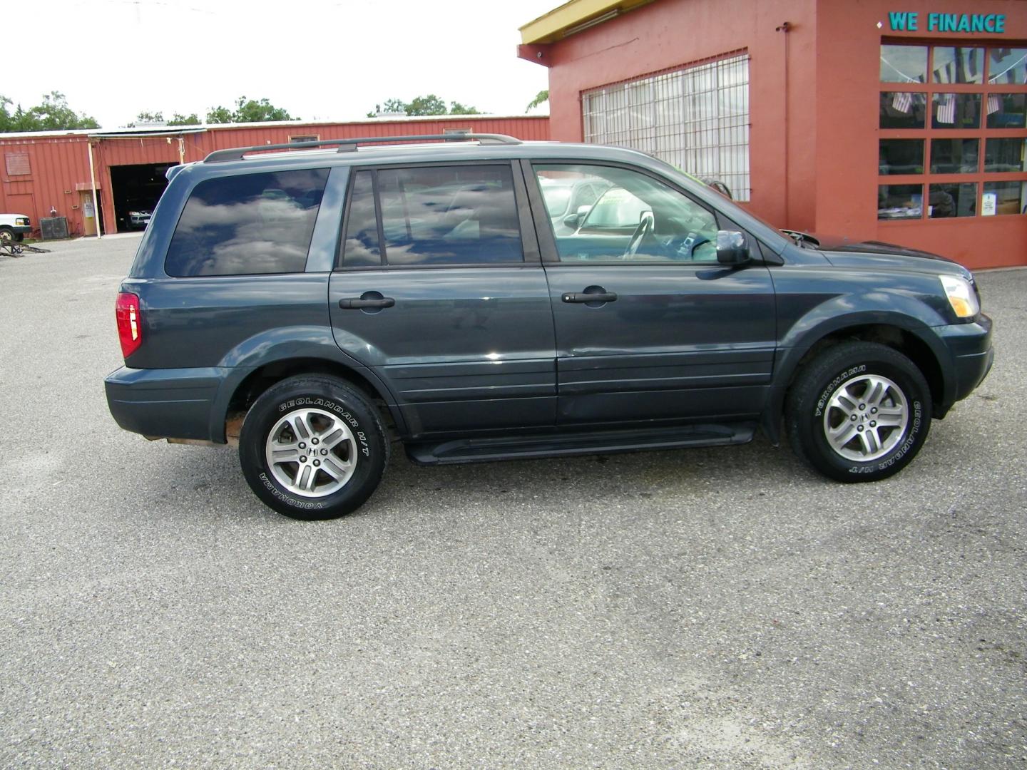 2004 Gray /Gray Honda Pilot EX w/ Leather and DVD (2HKYF18624H) with an 3.5L V6 SOHC 24V engine, 5-Speed Automatic Overdrive transmission, located at 4000 Bee Ridge Road, Sarasota, FL, 34233, (941) 926-0300, 27.298664, -82.489151 - Photo#6