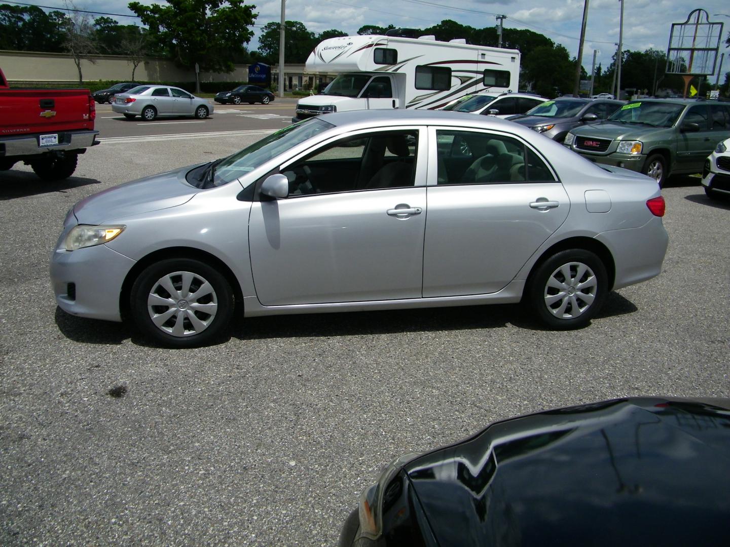 2009 Silver /Black Toyota Corolla XRS 5-Speed AT (JTDBL40E899) with an 1.8L L4 DOHC 16V engine, 5-Speed Automatic Overdrive transmission, located at 4000 Bee Ridge Road, Sarasota, FL, 34233, (941) 926-0300, 27.298664, -82.489151 - Photo#2