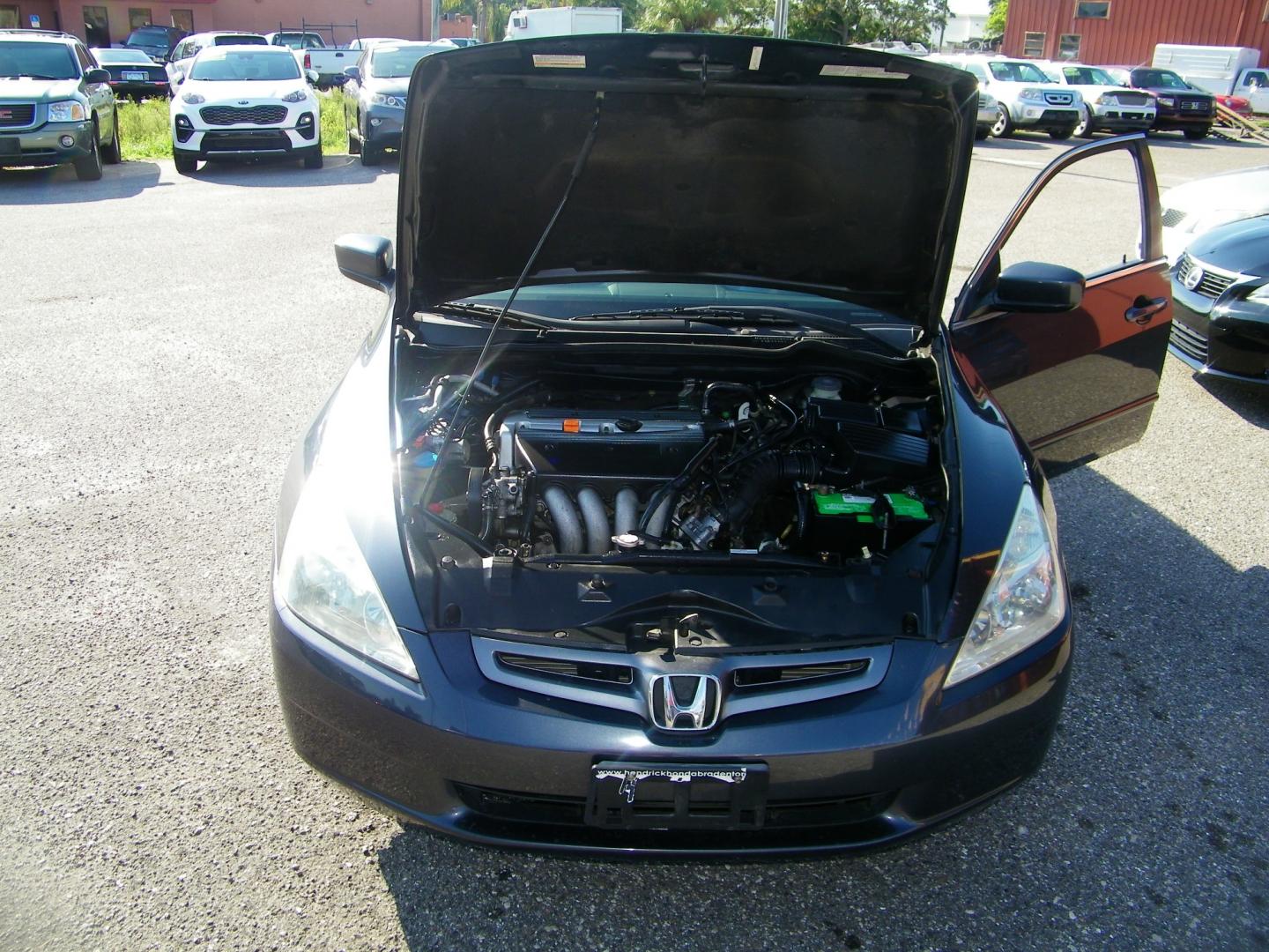 2005 Gray /Gray Honda Accord EX-L Sedan AT with XM Radio (1HGCM568X5A) with an 2.4L L4 DOHC 16V engine, 5-Speed Automatic Overdrive transmission, located at 4000 Bee Ridge Road, Sarasota, FL, 34233, (941) 926-0300, 27.298664, -82.489151 - Photo#9