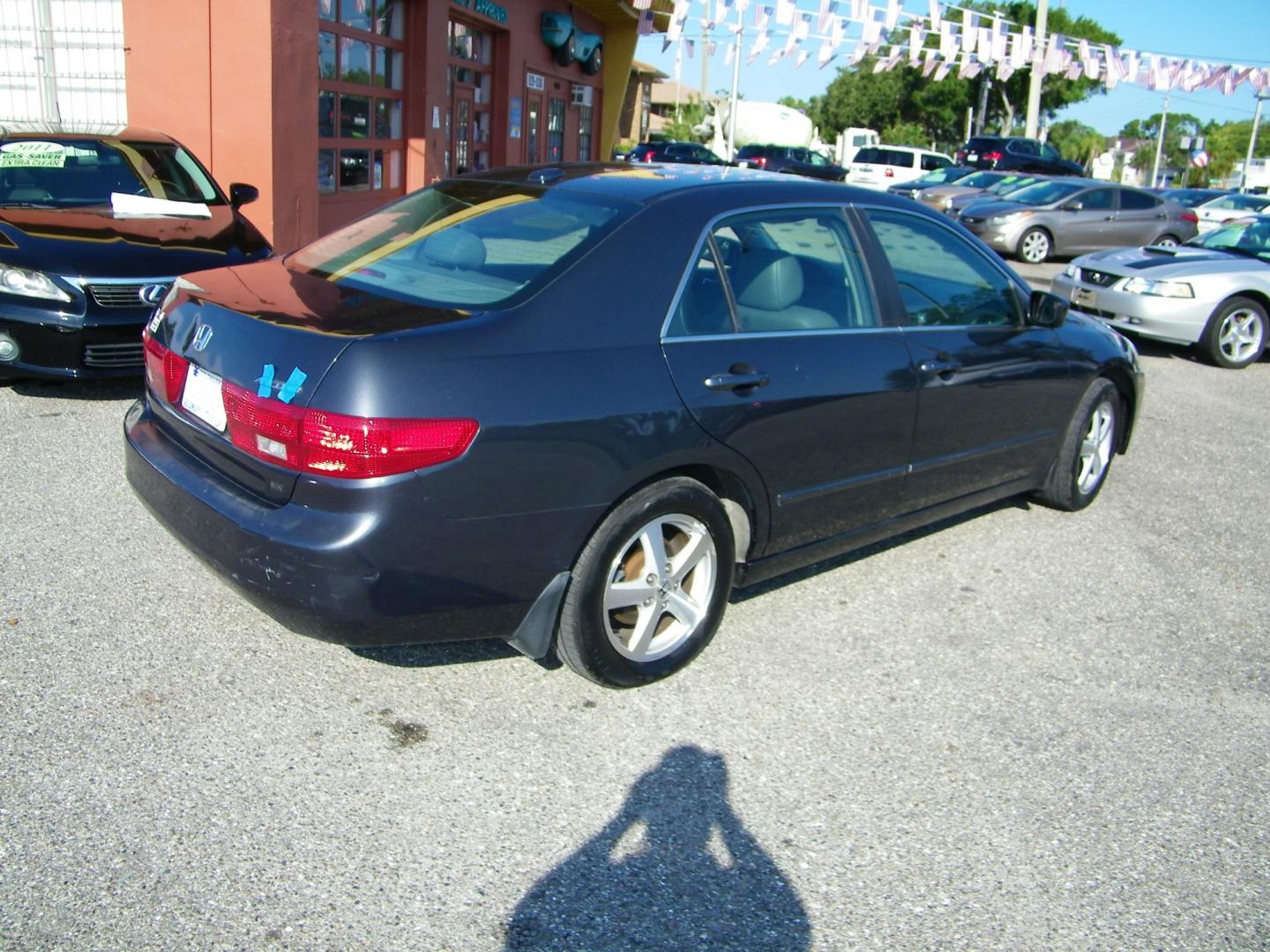 2005 Gray /Gray Honda Accord EX-L Sedan AT with XM Radio (1HGCM568X5A) with an 2.4L L4 DOHC 16V engine, 5-Speed Automatic Overdrive transmission, located at 4000 Bee Ridge Road, Sarasota, FL, 34233, (941) 926-0300, 27.298664, -82.489151 - Photo#5