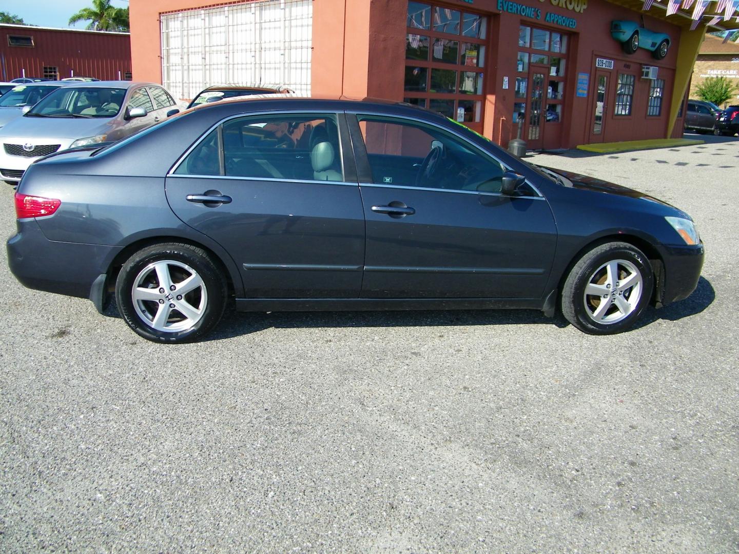 2005 Gray /Gray Honda Accord EX-L Sedan AT with XM Radio (1HGCM568X5A) with an 2.4L L4 DOHC 16V engine, 5-Speed Automatic Overdrive transmission, located at 4000 Bee Ridge Road, Sarasota, FL, 34233, (941) 926-0300, 27.298664, -82.489151 - Photo#6