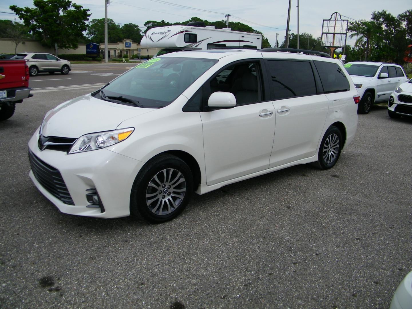 2018 White /Grey Toyota Sienna Limited Premium 7-Passenger (5TDYZ3DC6JS) with an 3.5L V6 EFI DOHC 24V engine, 8A transmission, located at 4000 Bee Ridge Road, Sarasota, FL, 34233, (941) 926-0300, 27.298664, -82.489151 - Photo#0