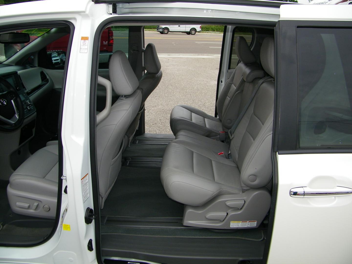 2018 White /Grey Toyota Sienna Limited Premium 7-Passenger (5TDYZ3DC6JS) with an 3.5L V6 EFI DOHC 24V engine, 8A transmission, located at 4000 Bee Ridge Road, Sarasota, FL, 34233, (941) 926-0300, 27.298664, -82.489151 - Photo#11