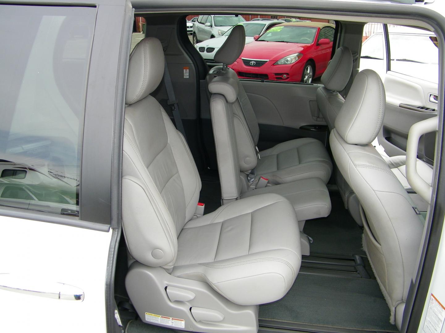 2018 White /Grey Toyota Sienna Limited Premium 7-Passenger (5TDYZ3DC6JS) with an 3.5L V6 EFI DOHC 24V engine, 8A transmission, located at 4000 Bee Ridge Road, Sarasota, FL, 34233, (941) 926-0300, 27.298664, -82.489151 - Photo#14