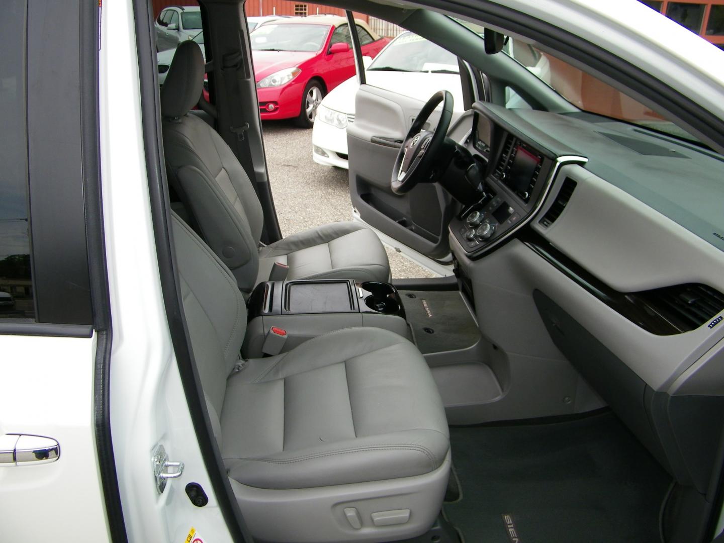 2018 White /Grey Toyota Sienna Limited Premium 7-Passenger (5TDYZ3DC6JS) with an 3.5L V6 EFI DOHC 24V engine, 8A transmission, located at 4000 Bee Ridge Road, Sarasota, FL, 34233, (941) 926-0300, 27.298664, -82.489151 - Photo#18