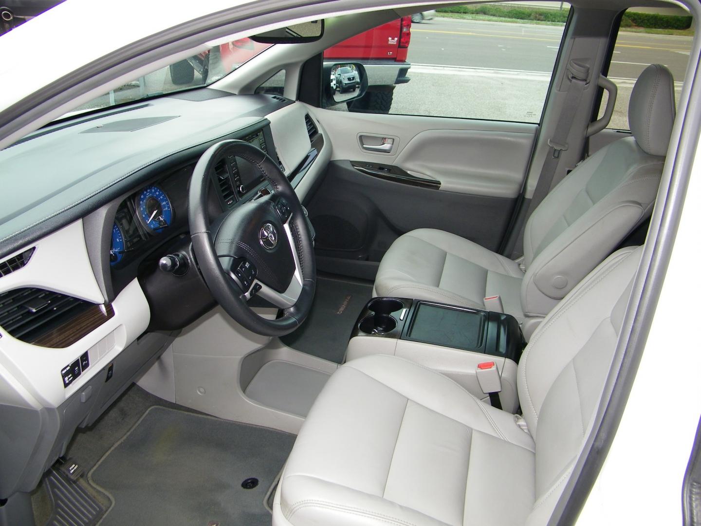 2018 White /Grey Toyota Sienna Limited Premium 7-Passenger (5TDYZ3DC6JS) with an 3.5L V6 EFI DOHC 24V engine, 8A transmission, located at 4000 Bee Ridge Road, Sarasota, FL, 34233, (941) 926-0300, 27.298664, -82.489151 - Photo#21