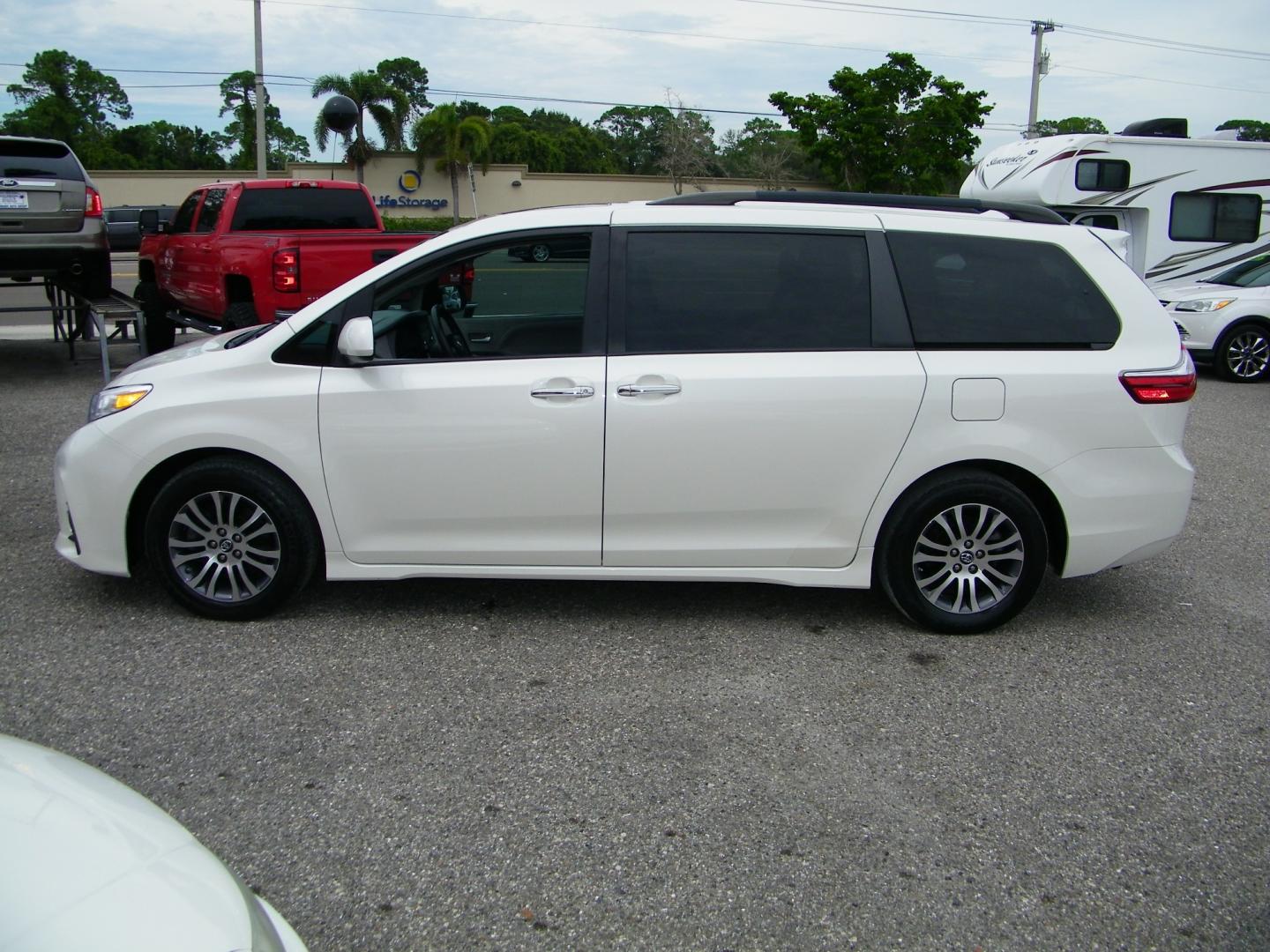 2018 White /Grey Toyota Sienna Limited Premium 7-Passenger (5TDYZ3DC6JS) with an 3.5L V6 EFI DOHC 24V engine, 8A transmission, located at 4000 Bee Ridge Road, Sarasota, FL, 34233, (941) 926-0300, 27.298664, -82.489151 - Photo#2