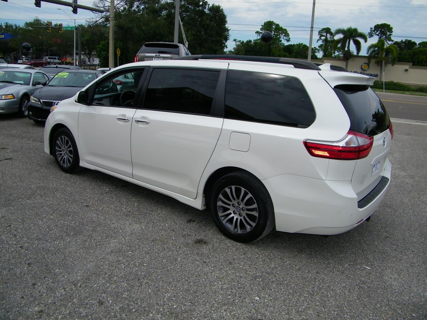 2018 White /Grey Toyota Sienna Limited Premium 7-Passenger (5TDYZ3DC6JS) with an 3.5L V6 EFI DOHC 24V engine, 8A transmission, located at 4000 Bee Ridge Road, Sarasota, FL, 34233, (941) 926-0300, 27.298664, -82.489151 - Photo#3