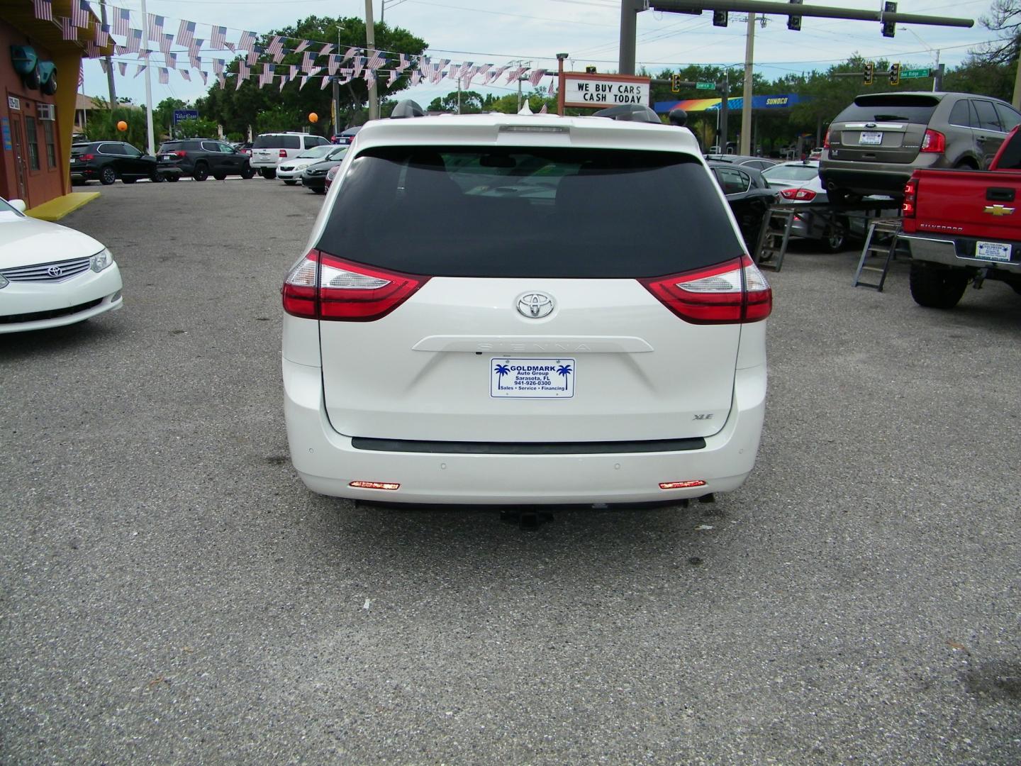 2018 White /Grey Toyota Sienna Limited Premium 7-Passenger (5TDYZ3DC6JS) with an 3.5L V6 EFI DOHC 24V engine, 8A transmission, located at 4000 Bee Ridge Road, Sarasota, FL, 34233, (941) 926-0300, 27.298664, -82.489151 - Photo#4