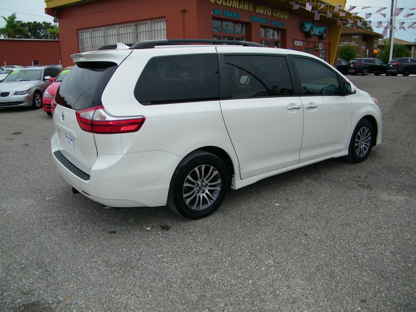 2018 White /Grey Toyota Sienna Limited Premium 7-Passenger (5TDYZ3DC6JS) with an 3.5L V6 EFI DOHC 24V engine, 8A transmission, located at 4000 Bee Ridge Road, Sarasota, FL, 34233, (941) 926-0300, 27.298664, -82.489151 - Photo#5