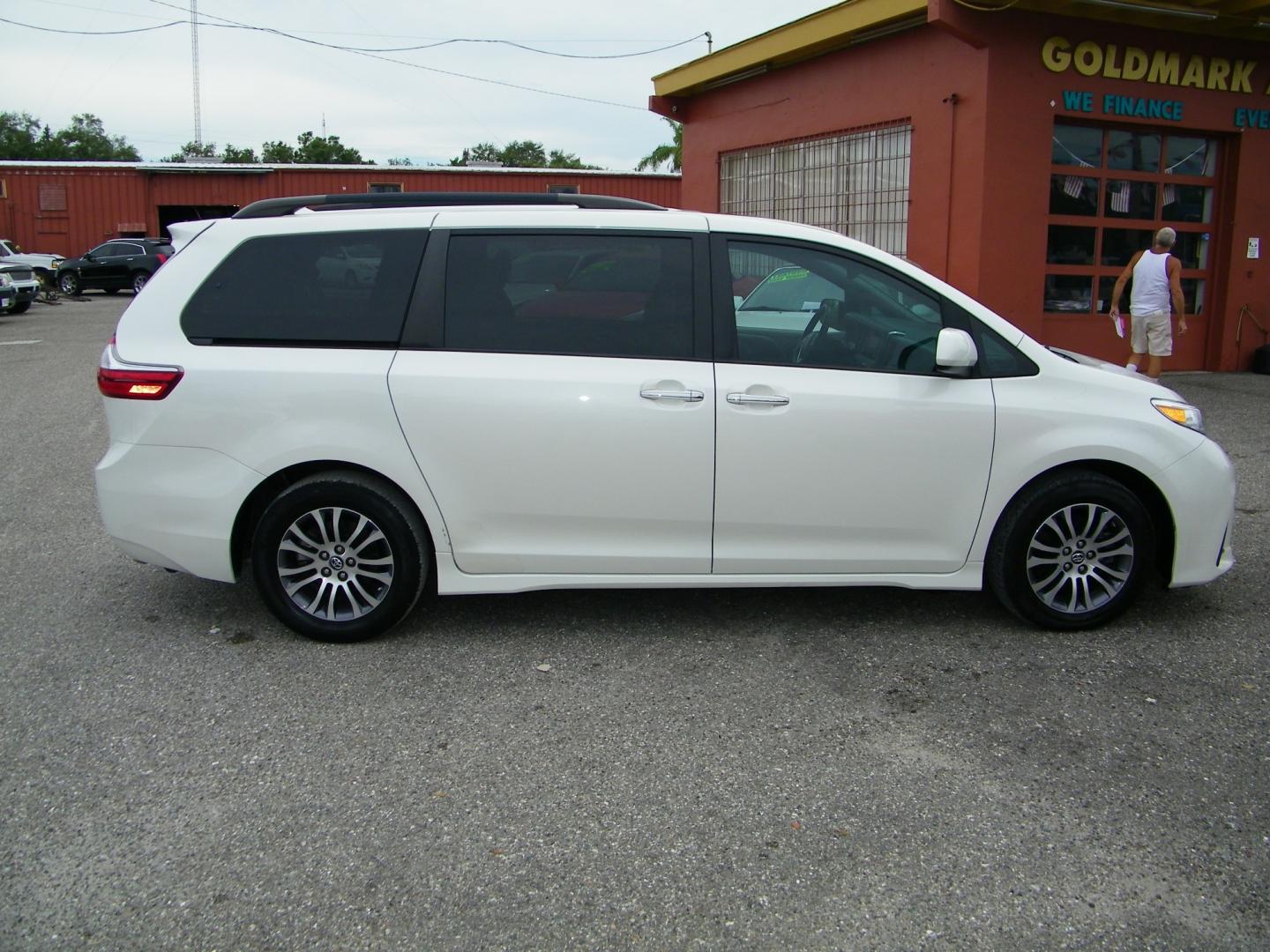 2018 White /Grey Toyota Sienna Limited Premium 7-Passenger (5TDYZ3DC6JS) with an 3.5L V6 EFI DOHC 24V engine, 8A transmission, located at 4000 Bee Ridge Road, Sarasota, FL, 34233, (941) 926-0300, 27.298664, -82.489151 - Photo#6