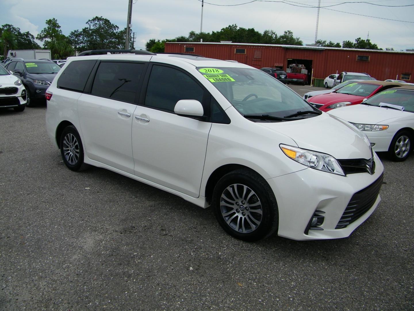 2018 White /Grey Toyota Sienna Limited Premium 7-Passenger (5TDYZ3DC6JS) with an 3.5L V6 EFI DOHC 24V engine, 8A transmission, located at 4000 Bee Ridge Road, Sarasota, FL, 34233, (941) 926-0300, 27.298664, -82.489151 - Photo#7