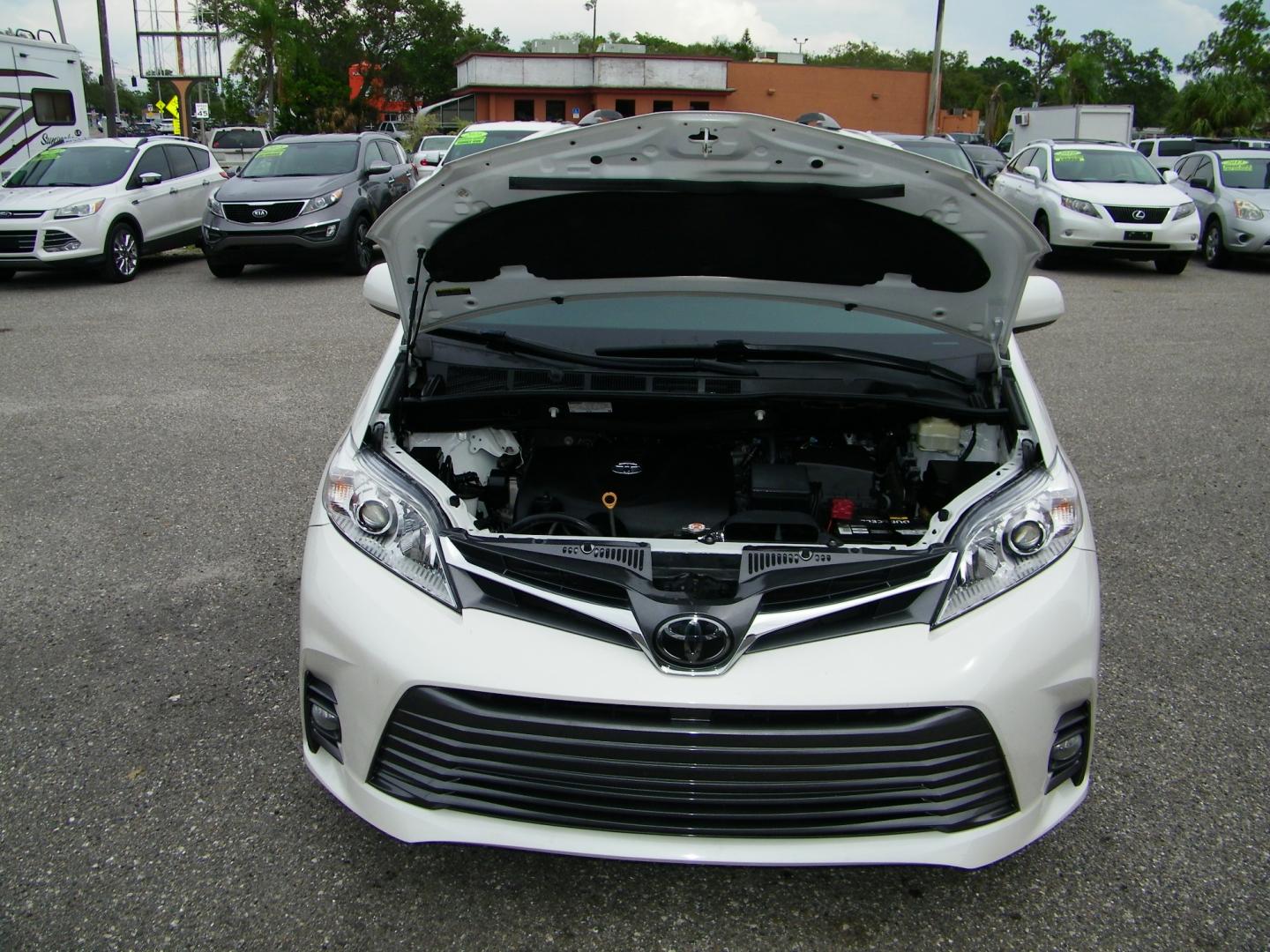 2018 White /Grey Toyota Sienna Limited Premium 7-Passenger (5TDYZ3DC6JS) with an 3.5L V6 EFI DOHC 24V engine, 8A transmission, located at 4000 Bee Ridge Road, Sarasota, FL, 34233, (941) 926-0300, 27.298664, -82.489151 - Photo#8